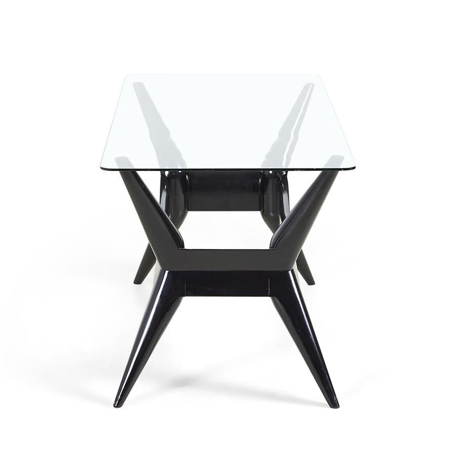Sculpté Table basse italienne du milieu du siècle peinte en noir en vente
