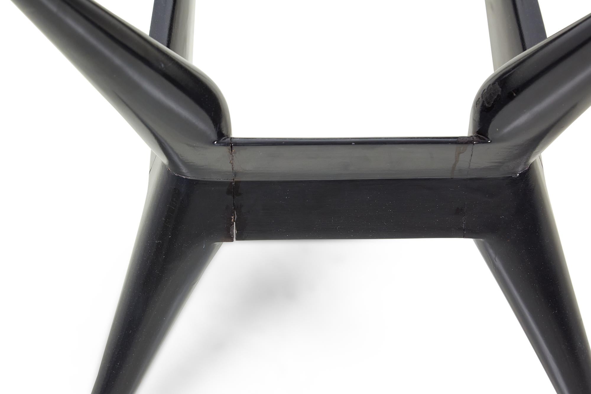 Table basse italienne du milieu du siècle peinte en noir en vente 2