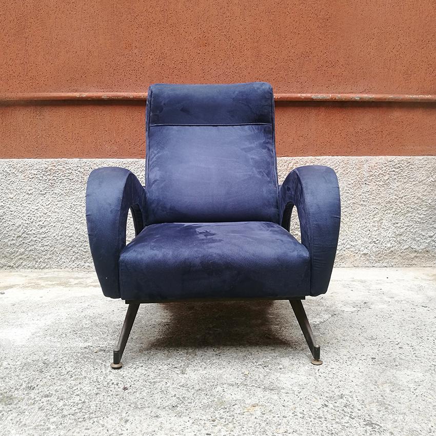 Italian midcentury blu velvet armchair with armrests, 1950s
Armchair with armrests, upholstered in blue velvet, with metal leg and brass tips.
With a very contemporary design.
Perfect conditions.
Measures: 73 x 76 x 82 H cm.