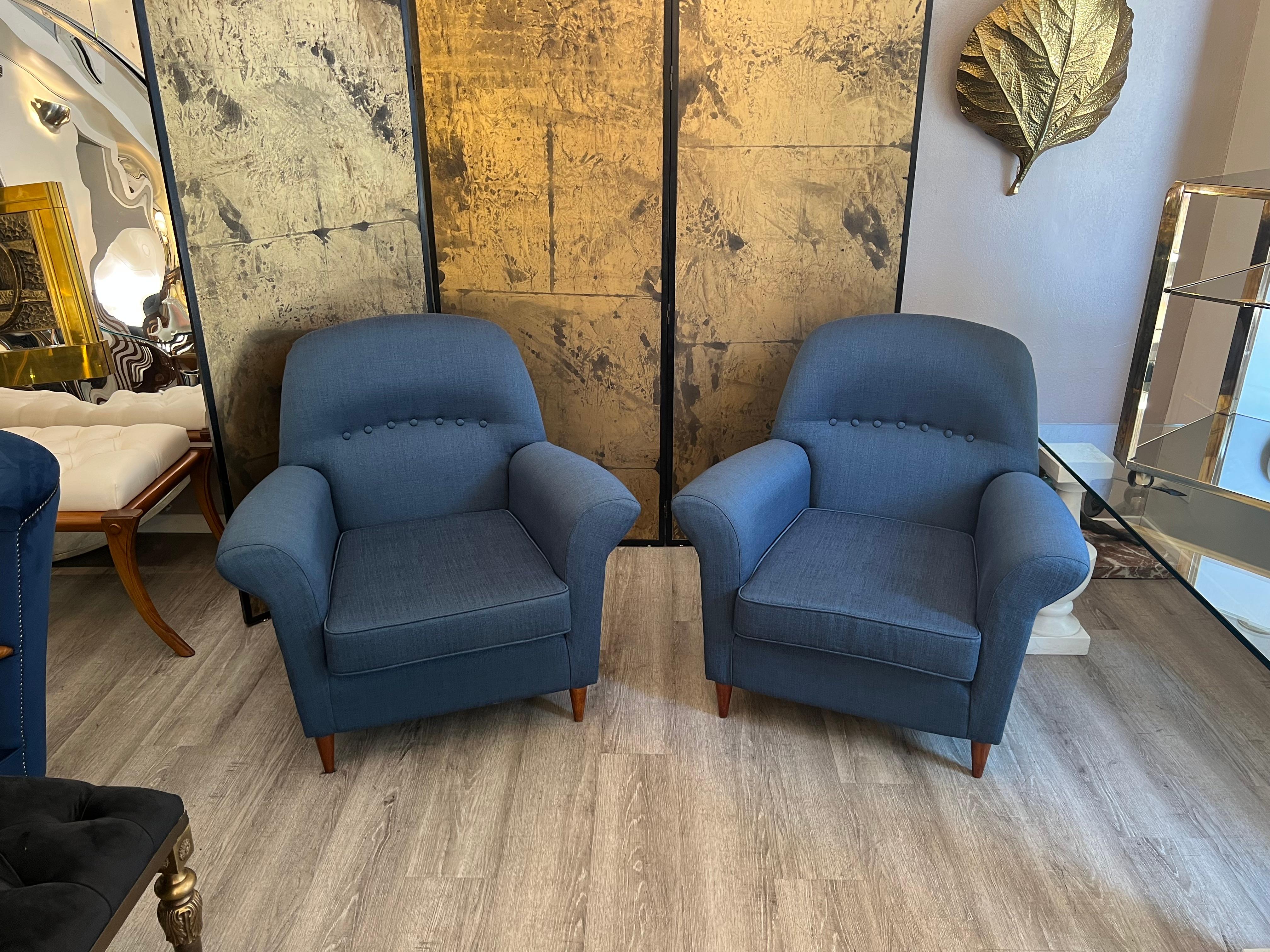 Italian mid-century blue cotton fabric wood feet armchairs.

Italian pair of armchairs reupholstered with finely blu cotton fabric and buttons all around the borders and the backrest. Paddings have also recently been substituted. Feet are made of