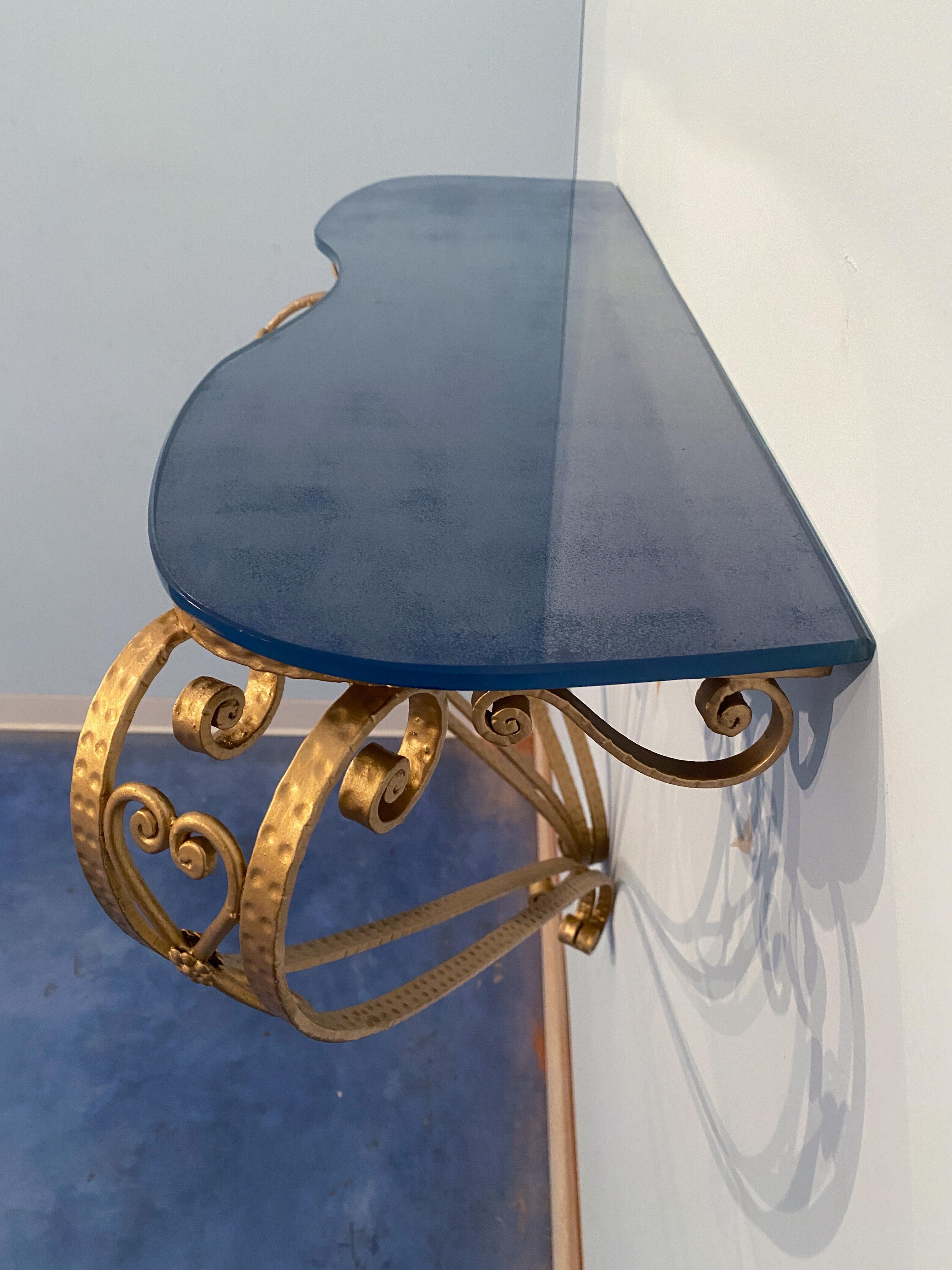 Table console italienne du milieu du siècle dernier en verre bleu et fer doré de Pier Luigi Colli en vente 3