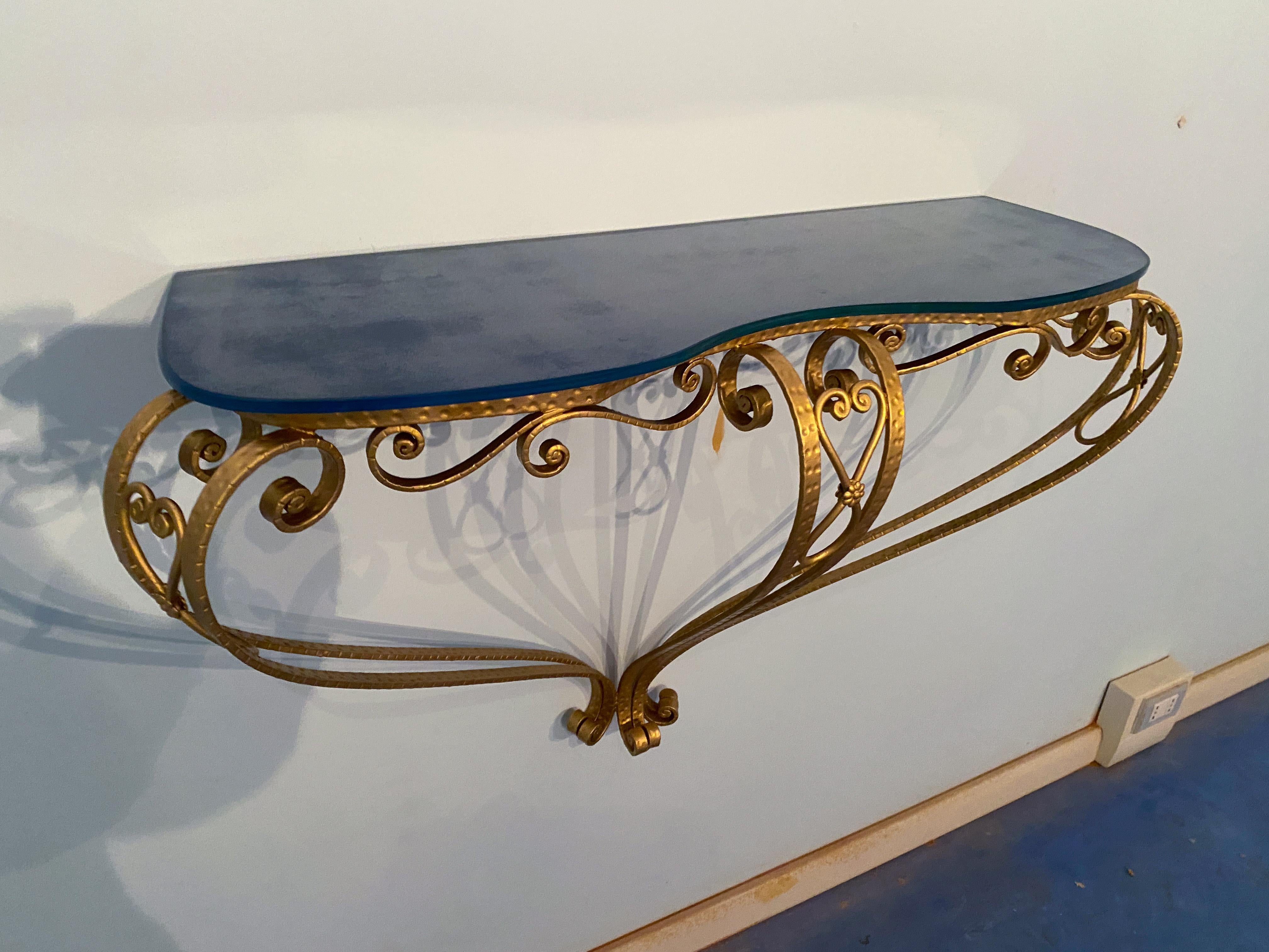 Table console italienne du milieu du siècle dernier en verre bleu et fer doré de Pier Luigi Colli en vente 4