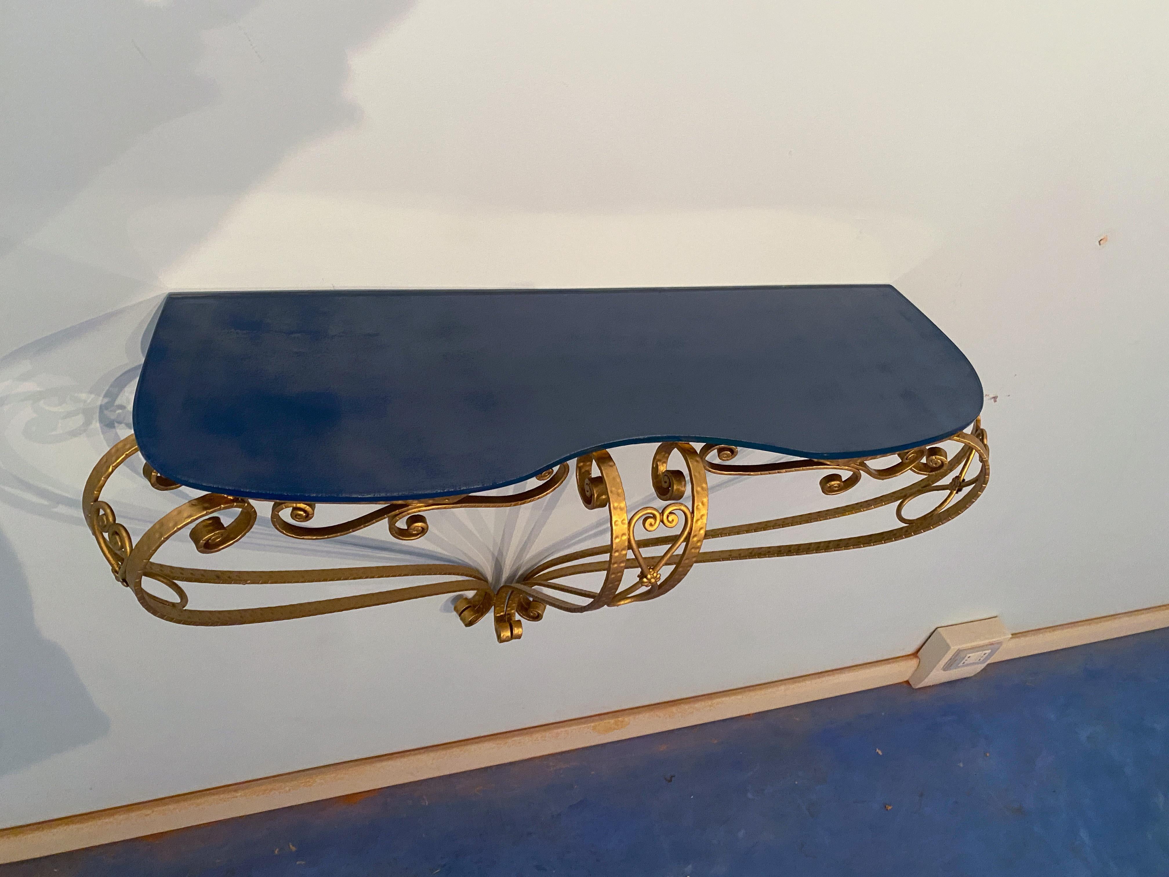 Fatto a mano Tavolo consolle italiano del Medioevo in vetro blu e ferro dorato di Pier Luigi Colli in vendita