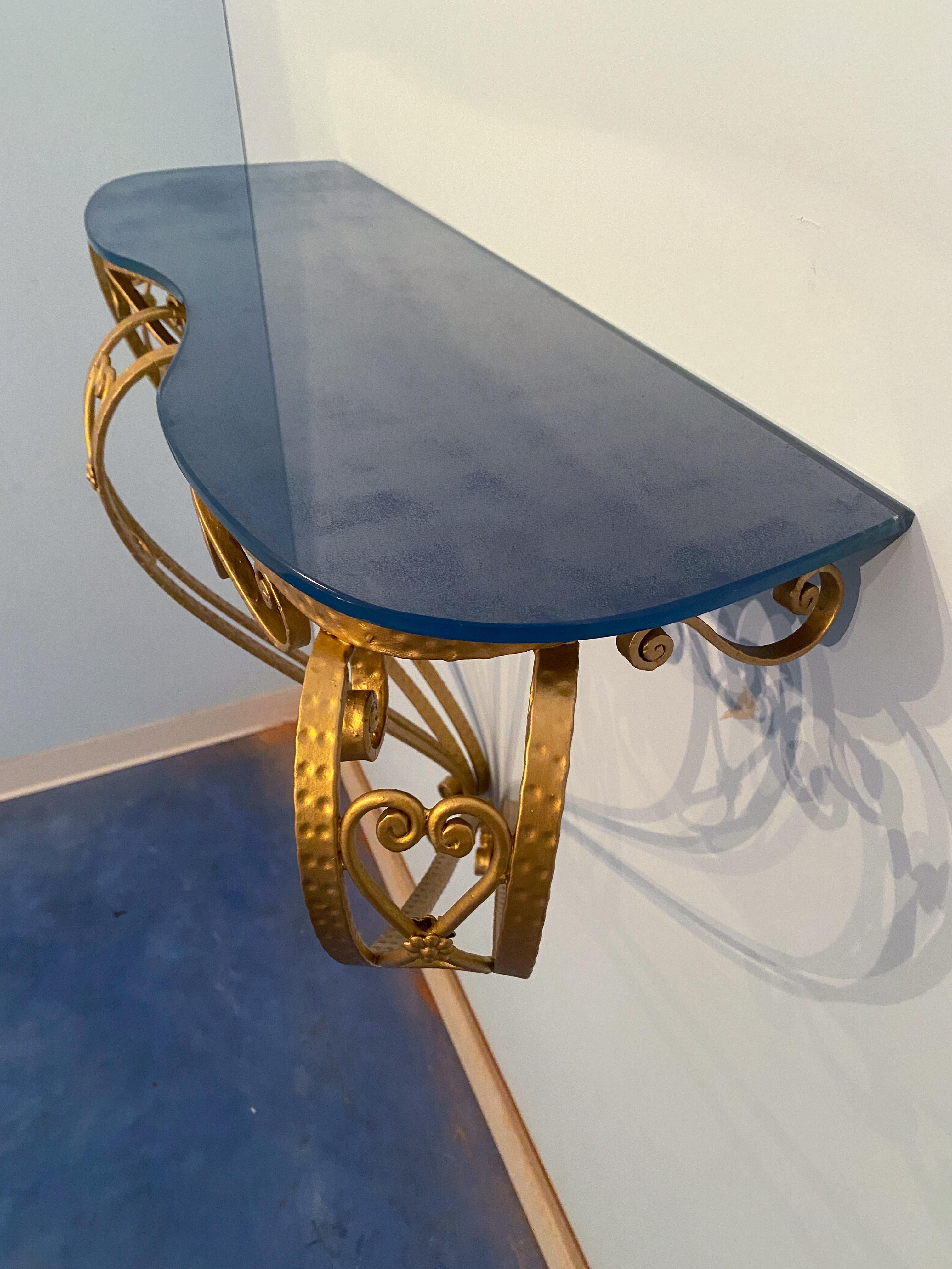 Verre Table console italienne du milieu du siècle dernier en verre bleu et fer doré de Pier Luigi Colli en vente