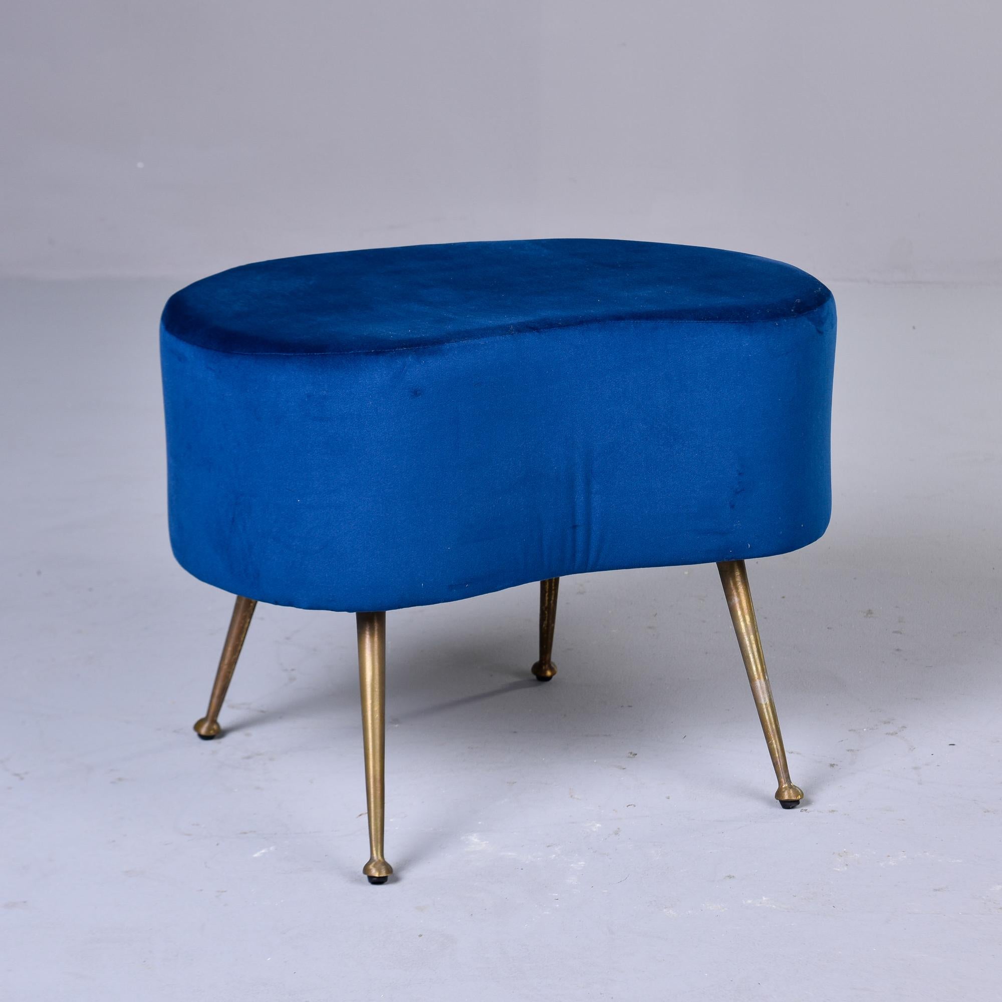 Circa late 1950 / early 1960s Italian kidney shape stool with slender brass legs and newer royal blue velvet upholstery. Fabricant inconnu. Deux tabourets sont disponibles au moment de la rédaction de cet article. Vendus et tarifés individuellement. 