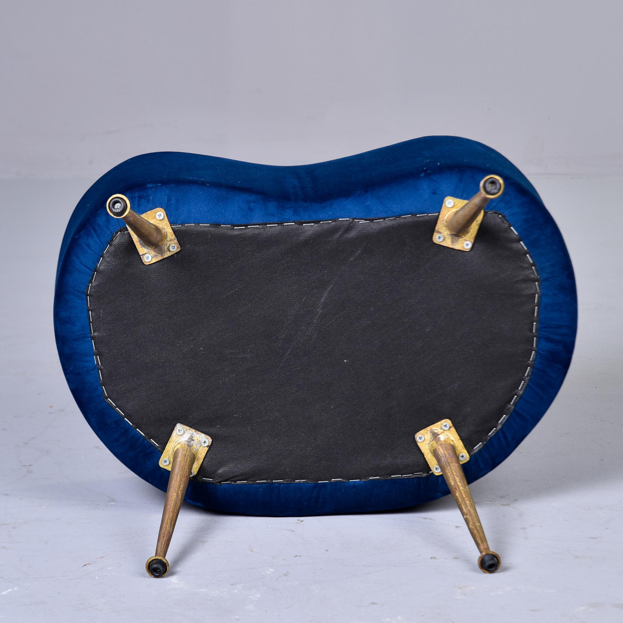 Tabouret italien du milieu du siècle dernier en forme de rein bleu avec pieds en laiton en vente 3