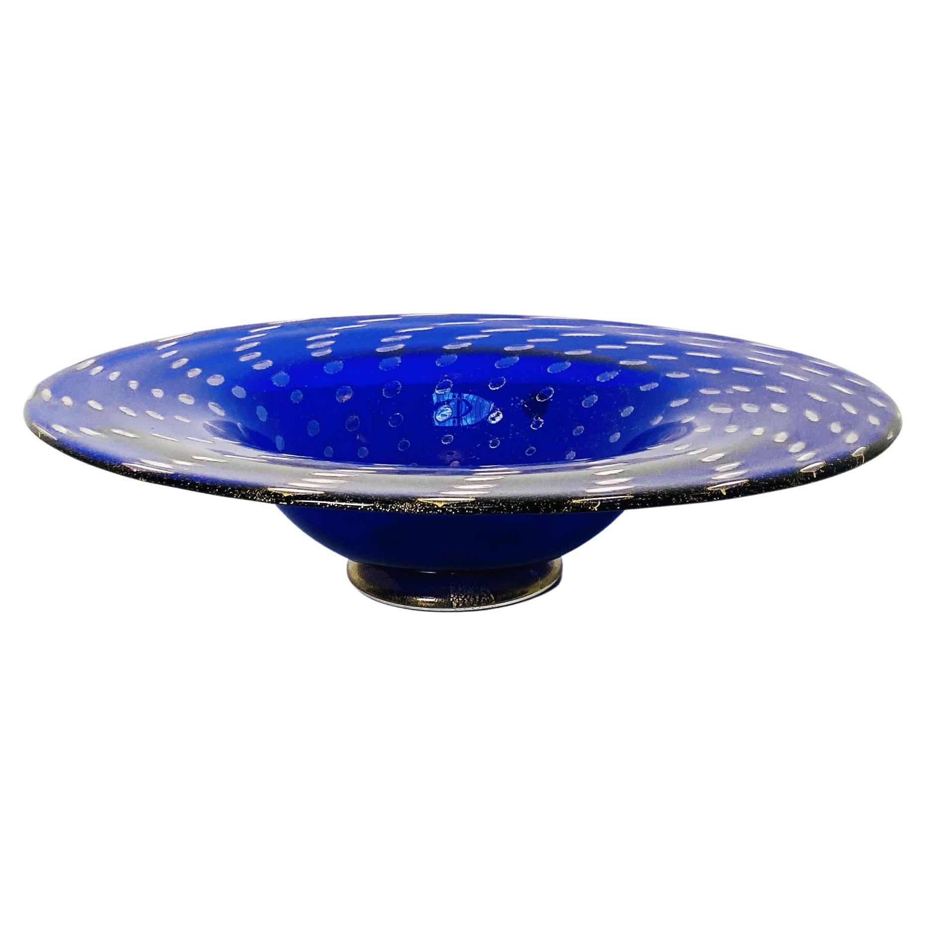 Centro de mesa italiano de mediados de siglo en cristal de Murano azul con decoración dorada, años 60