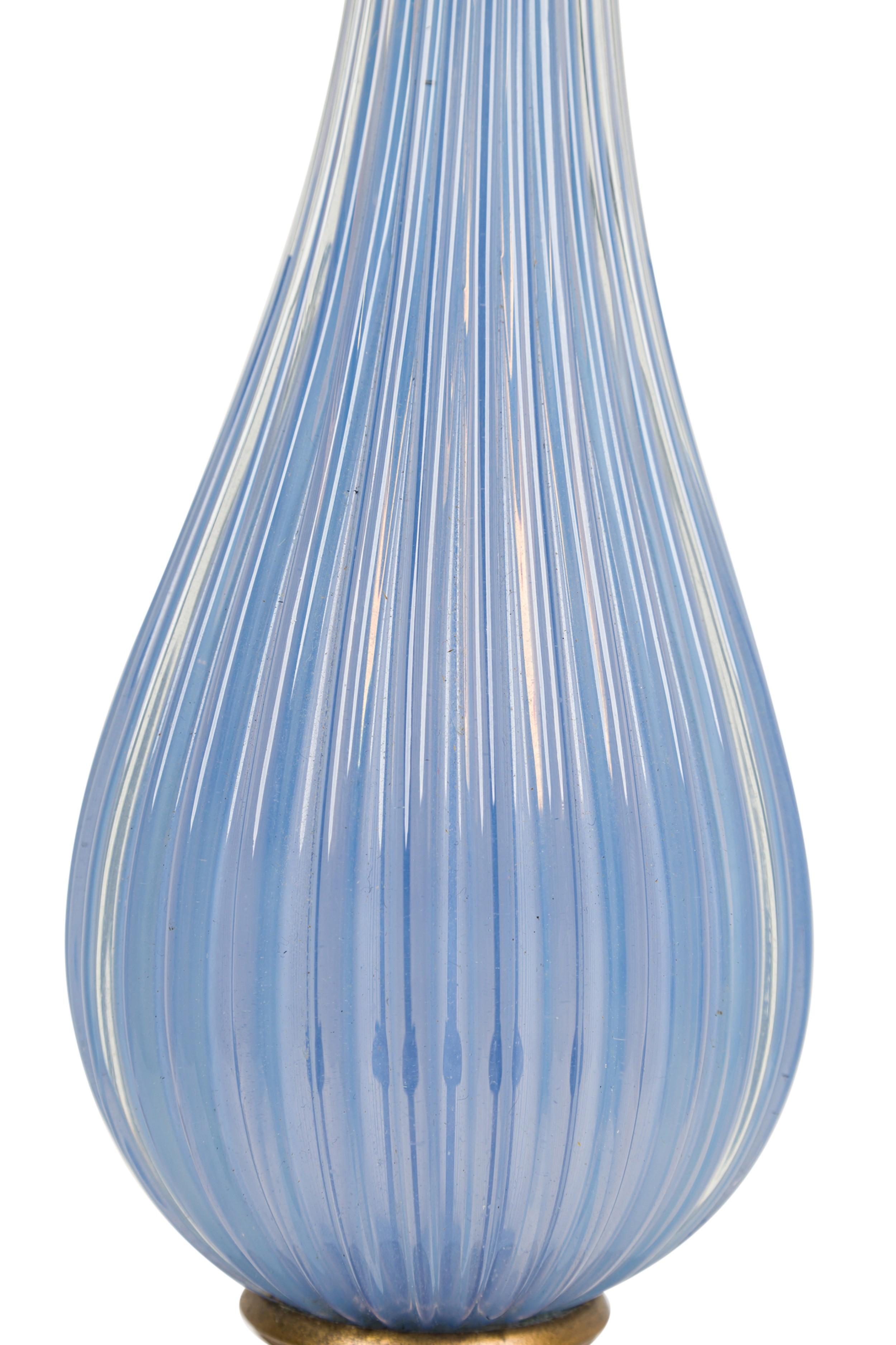 Lámpara de mesa italiana de cristal de Murano azul de mediados de siglo Latón en venta