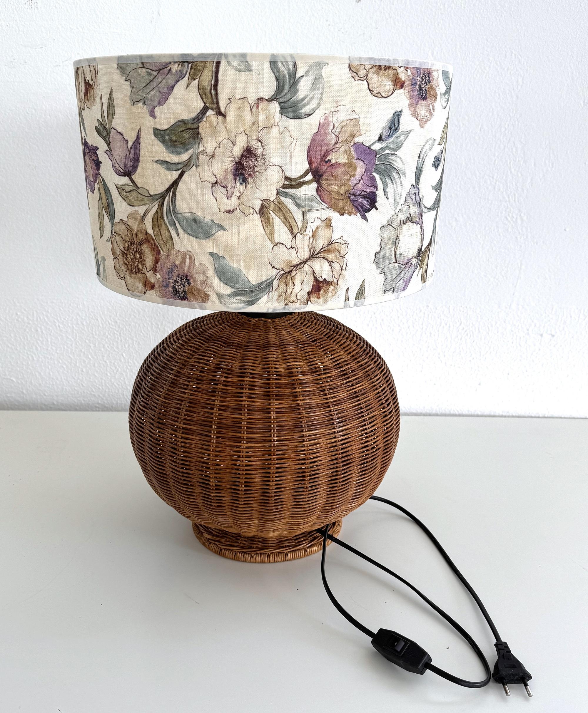 Lámpara italiana de sobremesa de mimbre estilo boho de mediados de siglo con pantalla nueva, años 70 en venta 3