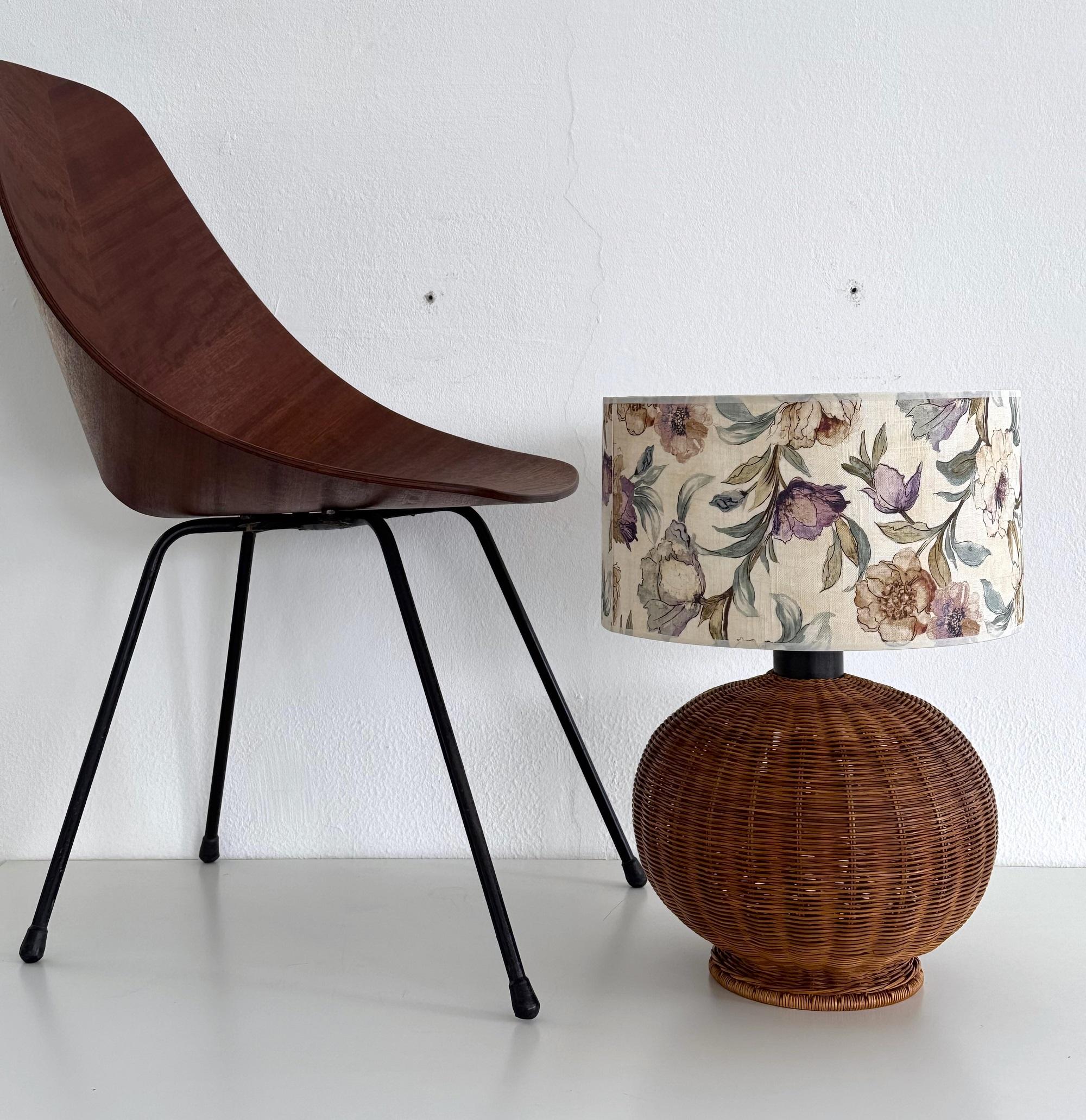 Lámpara italiana de sobremesa de mimbre estilo boho de mediados de siglo con pantalla nueva, años 70

Preciosa lámpara de sobremesa, tejida a mano sobre un armazón de metal ( no se ve porque está dentro de la lámpara), realizada completamente en