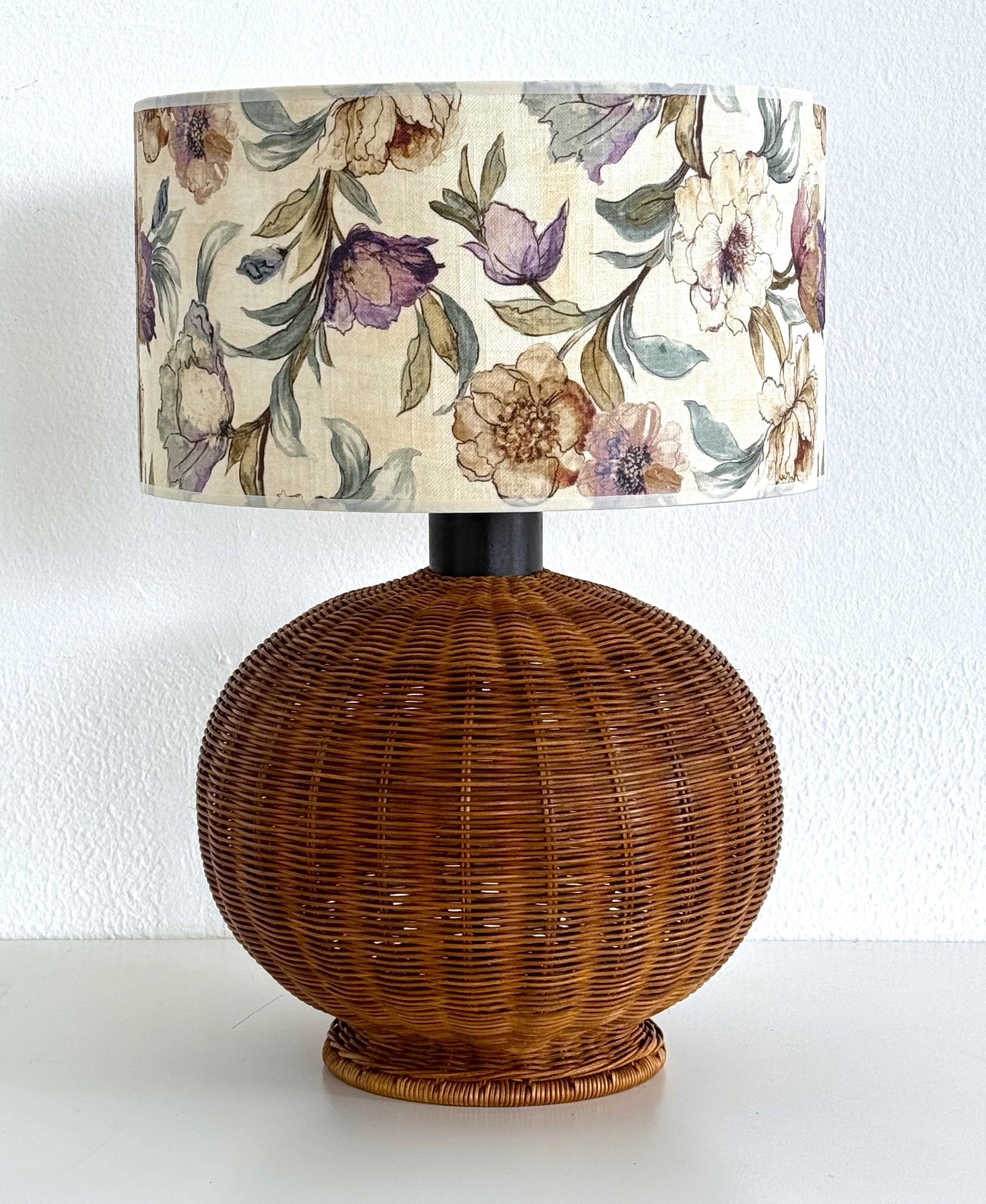 Lámpara italiana de sobremesa de mimbre estilo boho de mediados de siglo con pantalla nueva, años 70 Moderno de mediados de siglo en venta