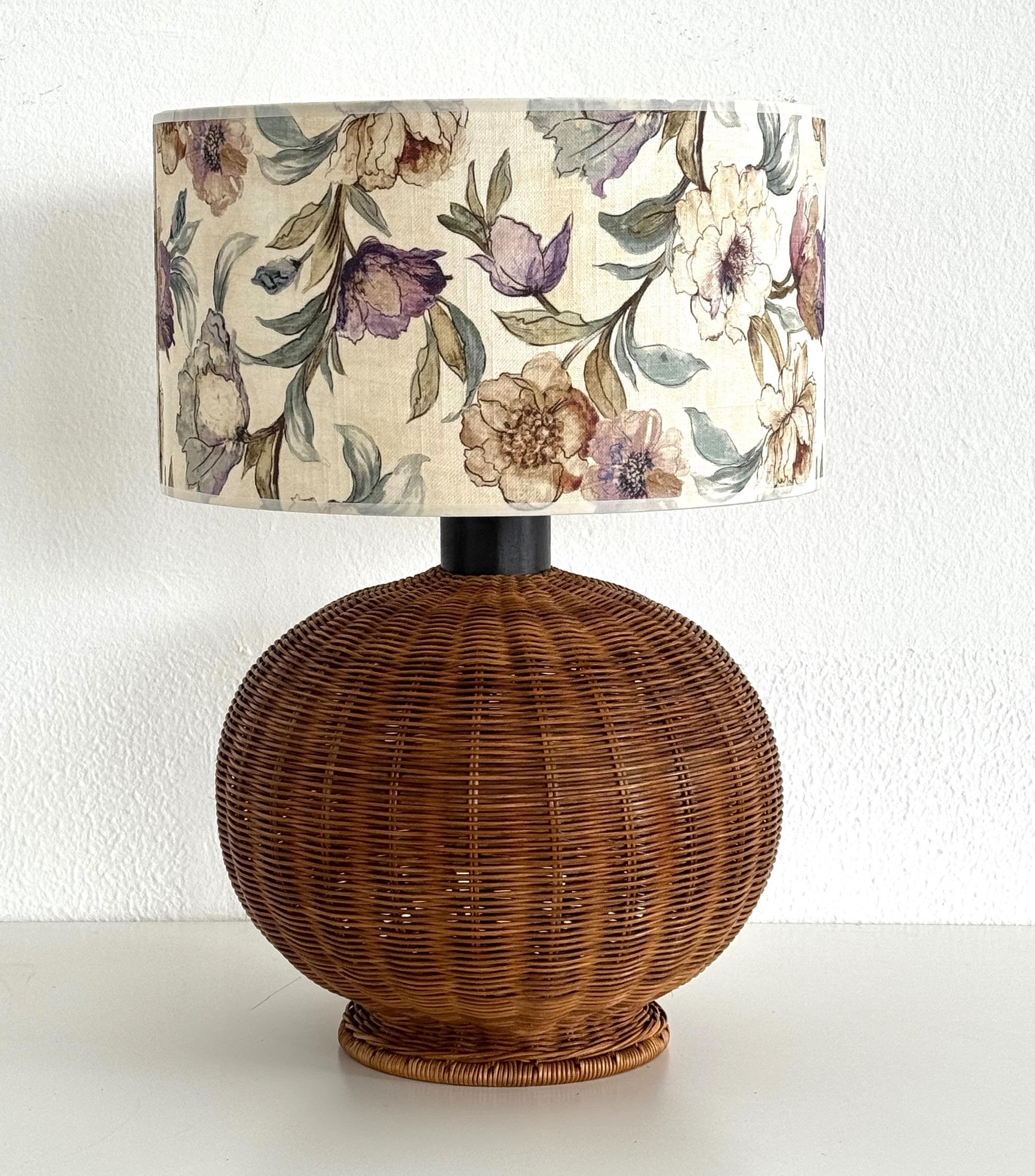 Lámpara italiana de sobremesa de mimbre estilo boho de mediados de siglo con pantalla nueva, años 70 Italiano en venta