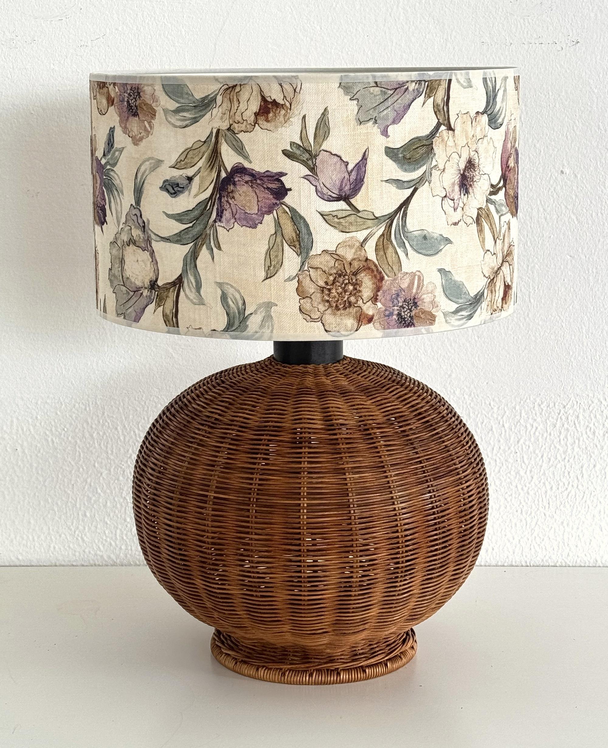 Lámpara italiana de sobremesa de mimbre estilo boho de mediados de siglo con pantalla nueva, años 70 en Bueno estado para la venta en Morazzone, Varese
