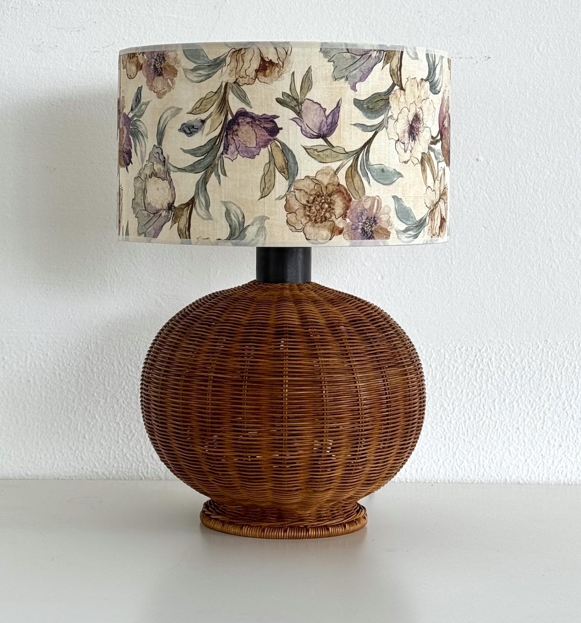 Lámpara italiana de sobremesa de mimbre estilo boho de mediados de siglo con pantalla nueva, años 70 finales del siglo XX en venta