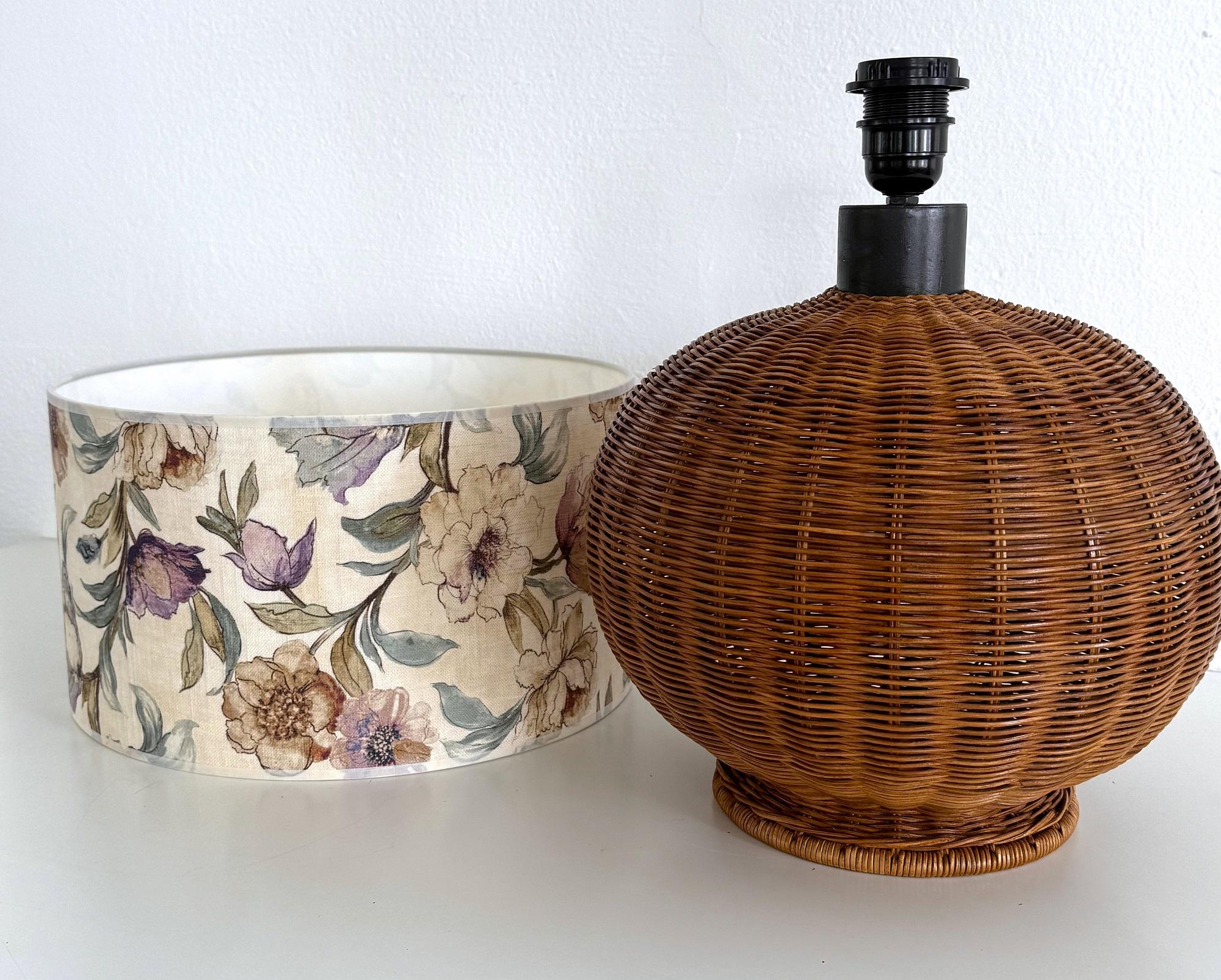 Lámpara italiana de sobremesa de mimbre estilo boho de mediados de siglo con pantalla nueva, años 70 en venta 1