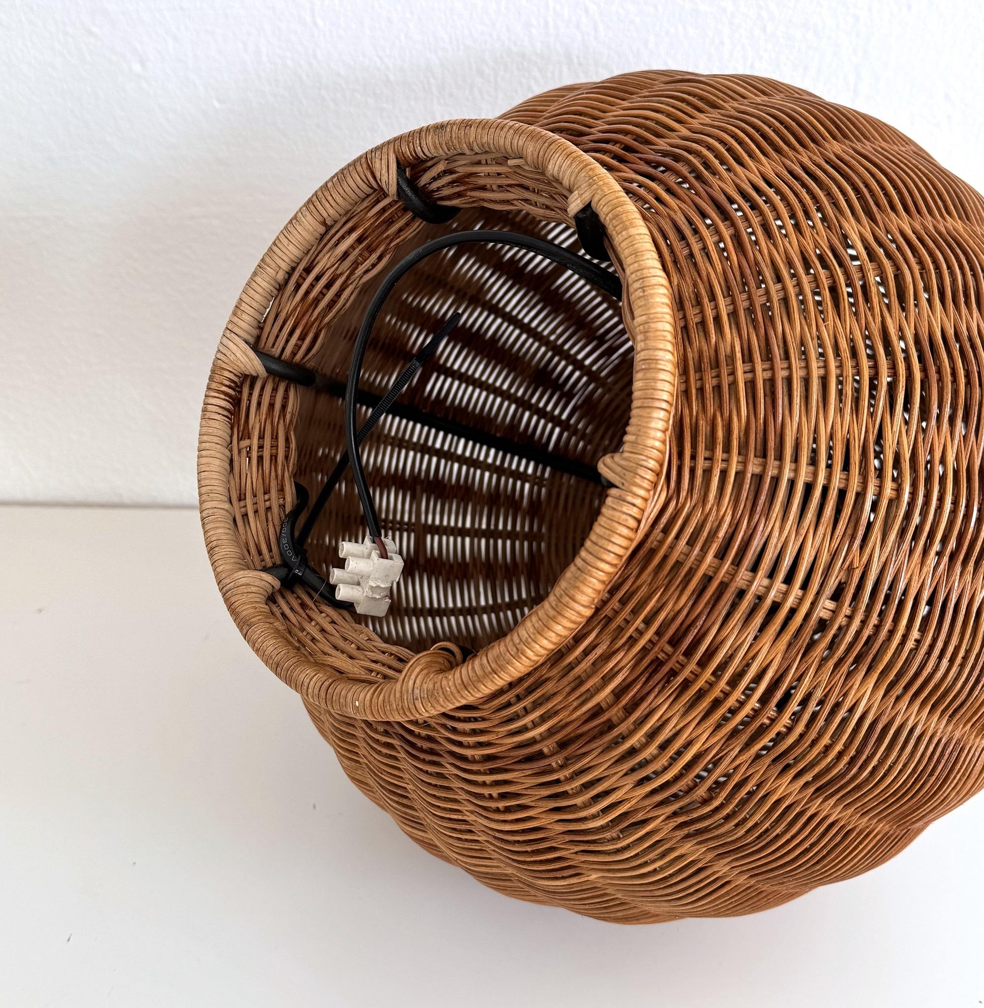 Lámpara italiana de sobremesa de mimbre estilo boho de mediados de siglo con pantalla nueva, años 70 en venta 2