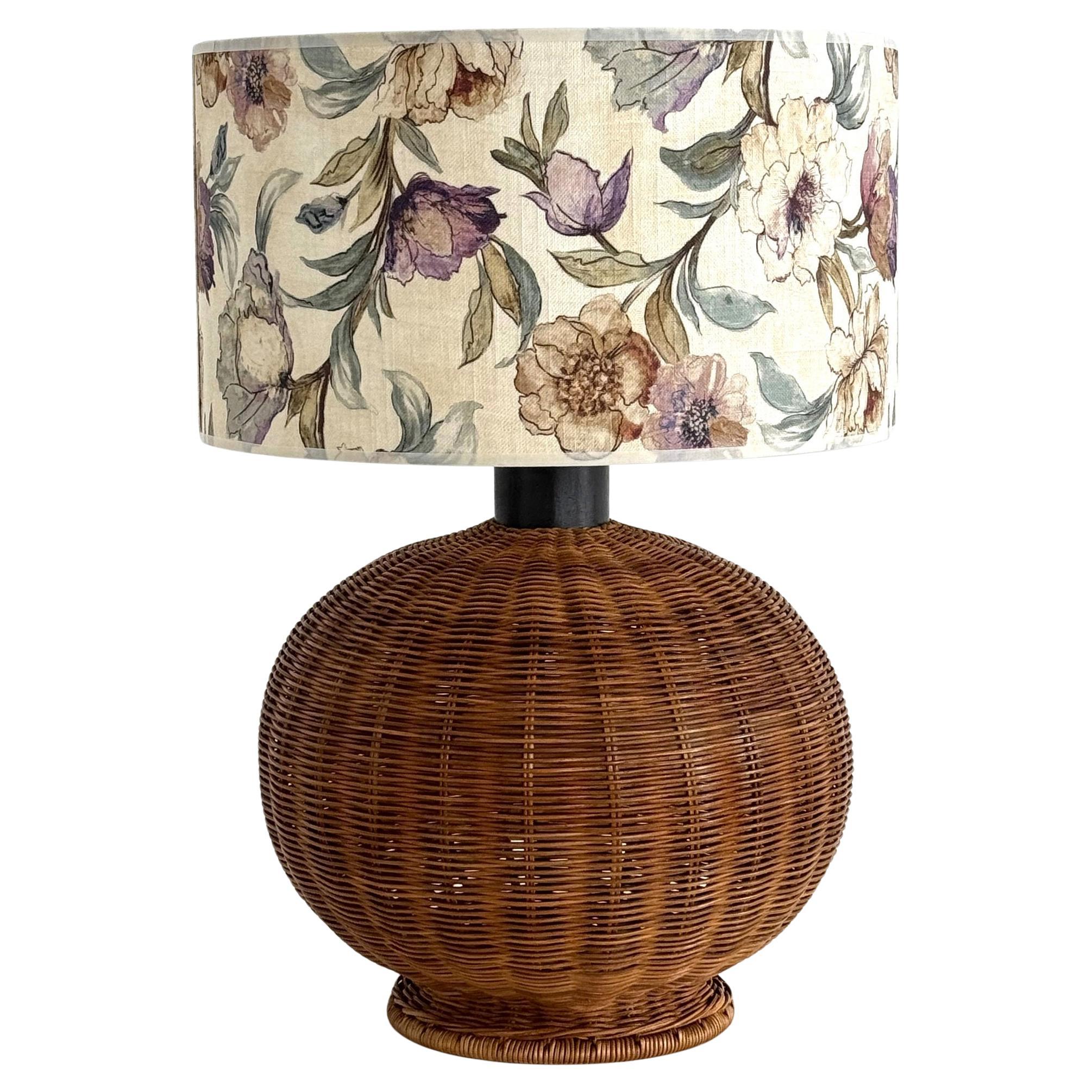 Lámpara italiana de sobremesa de mimbre estilo boho de mediados de siglo con pantalla nueva, años 70 en venta