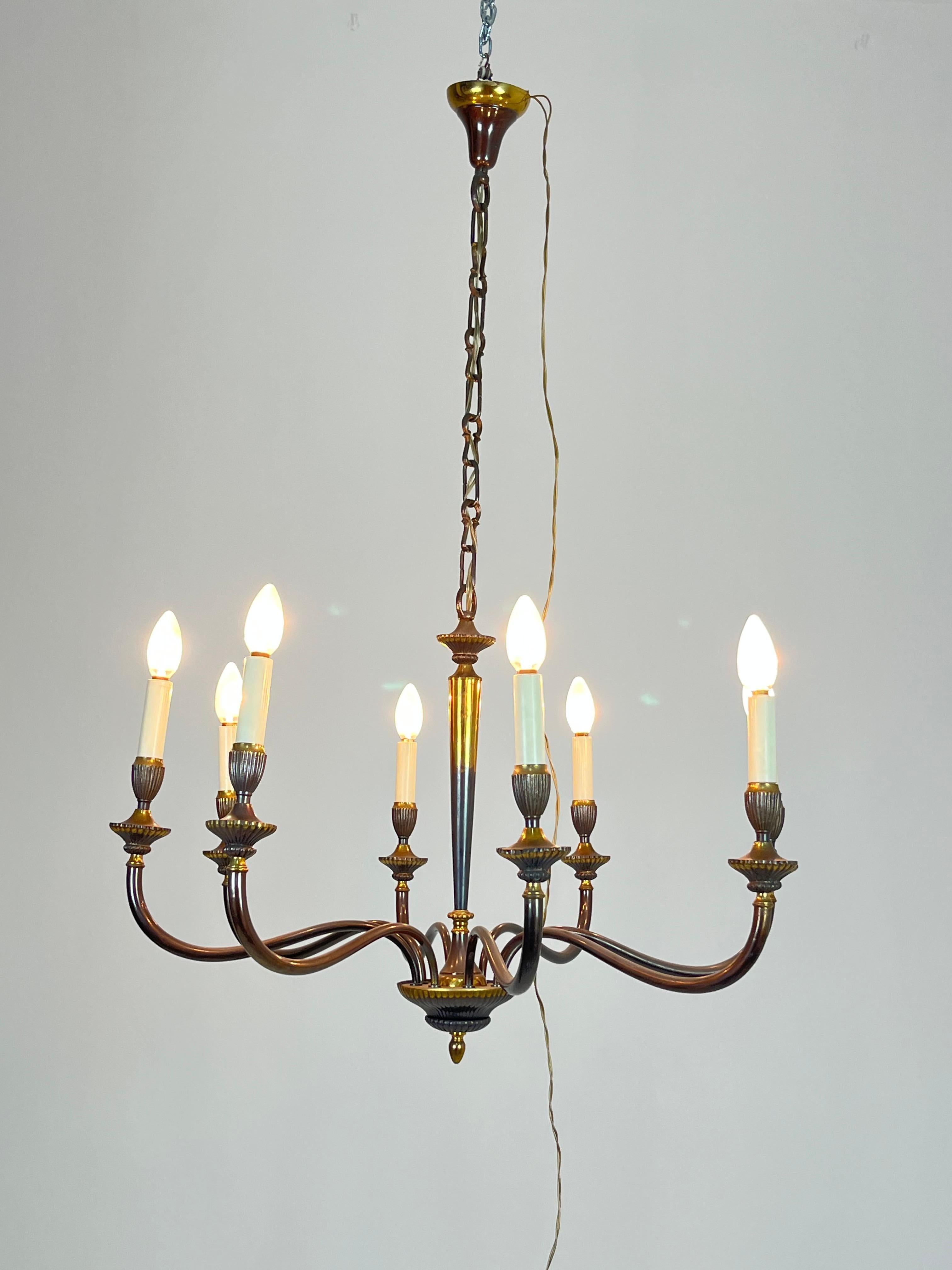 Lampadario a 8 bracci in ottone della metà del secolo scorso, anni '50 in vendita 4