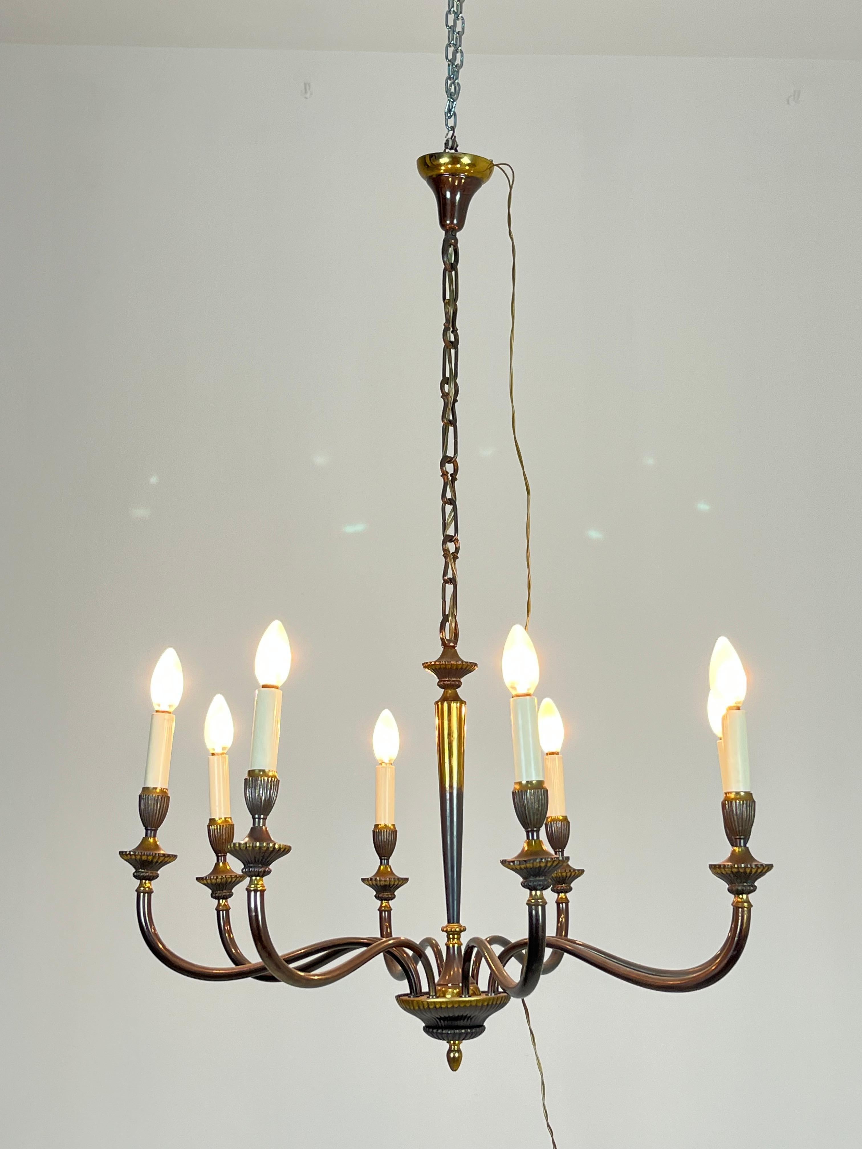 Lampadario a 8 bracci in ottone della metà del secolo scorso, anni '50
Delizioso ed elegante, in buone condizioni.
Lampade E14.


Diametro cm 75.
Altezza del lampadario da solo cm 50 (cm 100 compresa la catena).