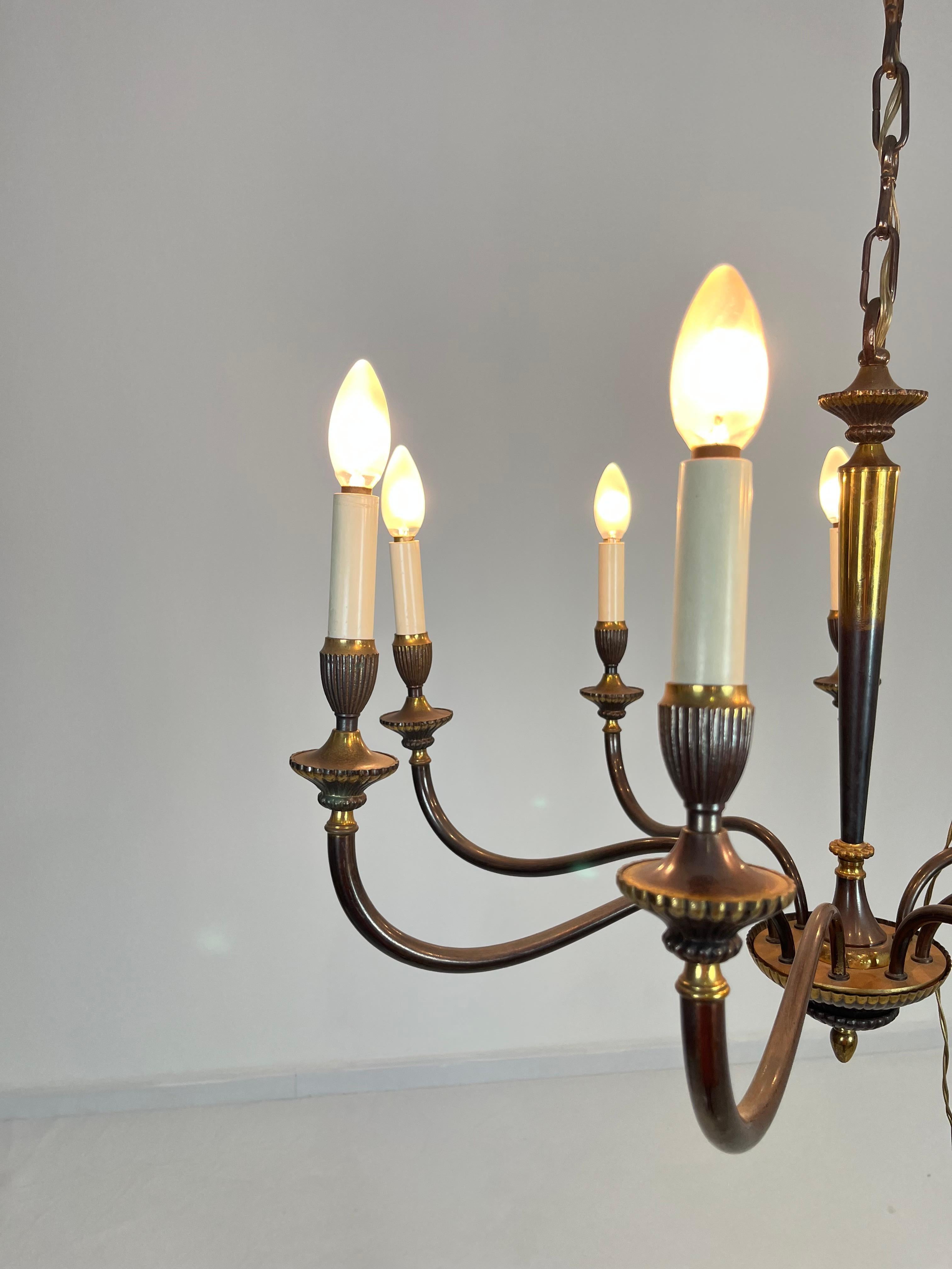 Italiano Lampadario a 8 bracci in ottone della metà del secolo scorso, anni '50 in vendita