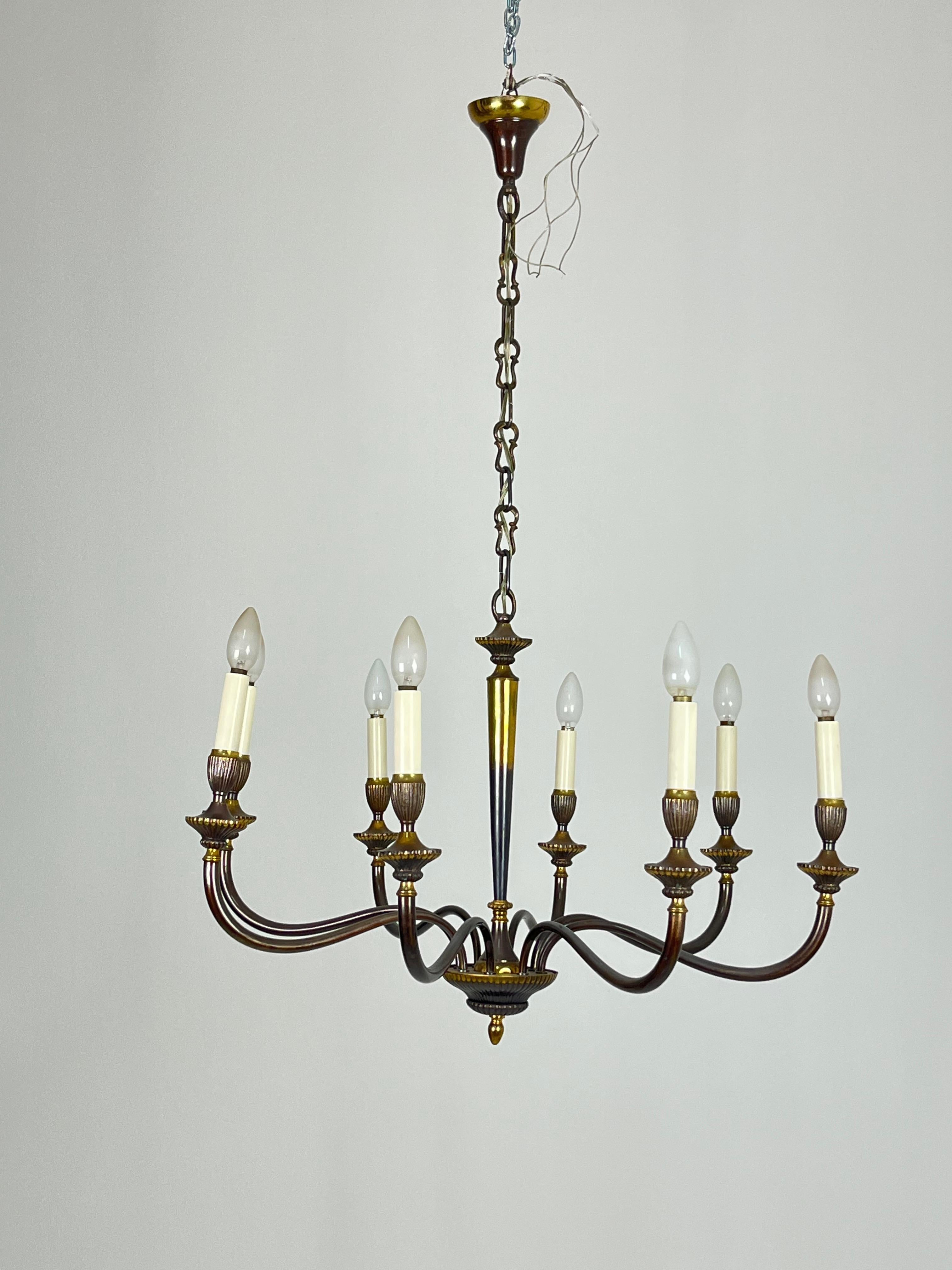 Lampadario a 8 bracci in ottone della metà del secolo scorso, anni '50 In condizioni buone in vendita a Palermo, IT