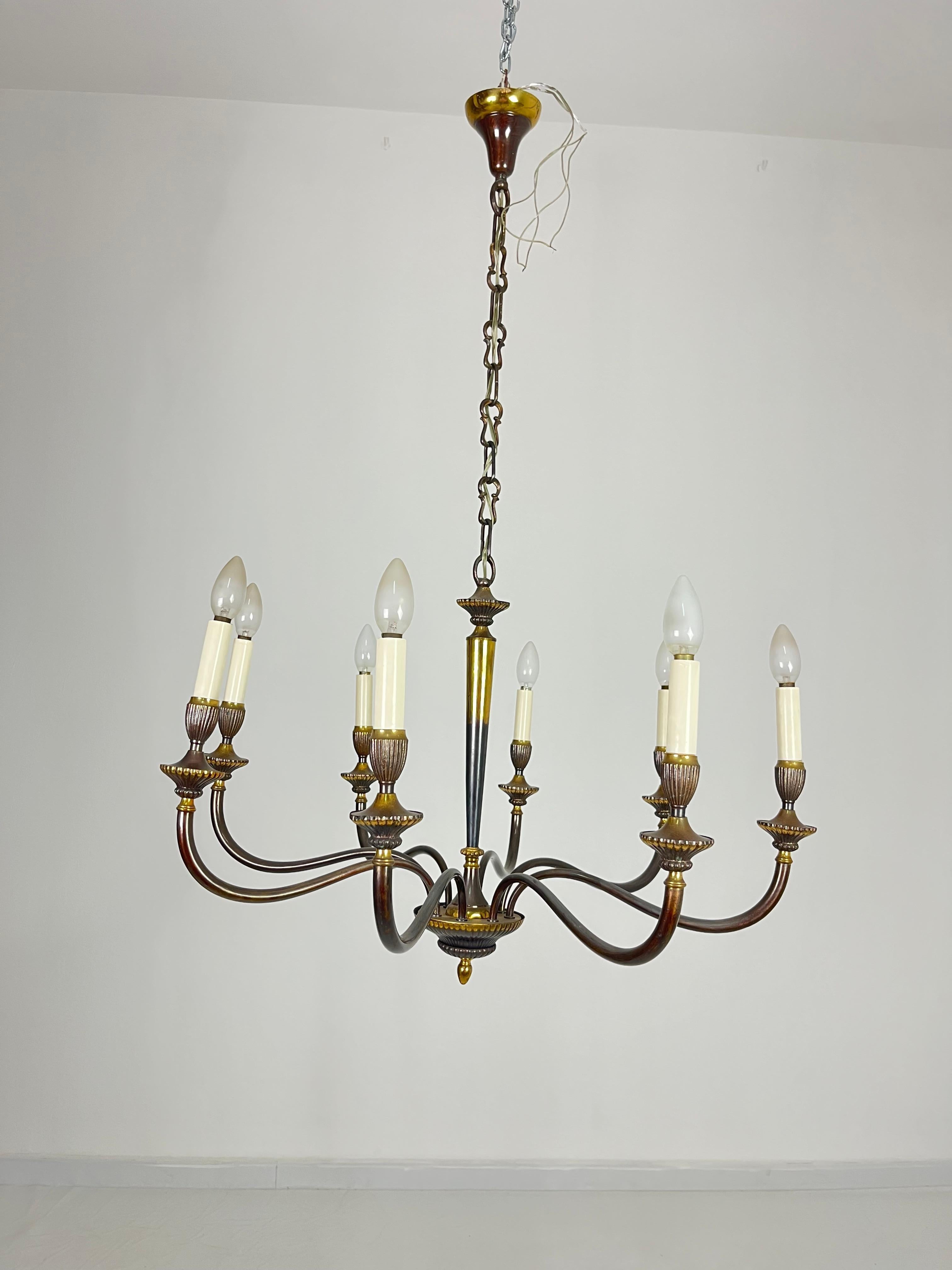 Ottone Lampadario a 8 bracci in ottone della metà del secolo scorso, anni '50 in vendita