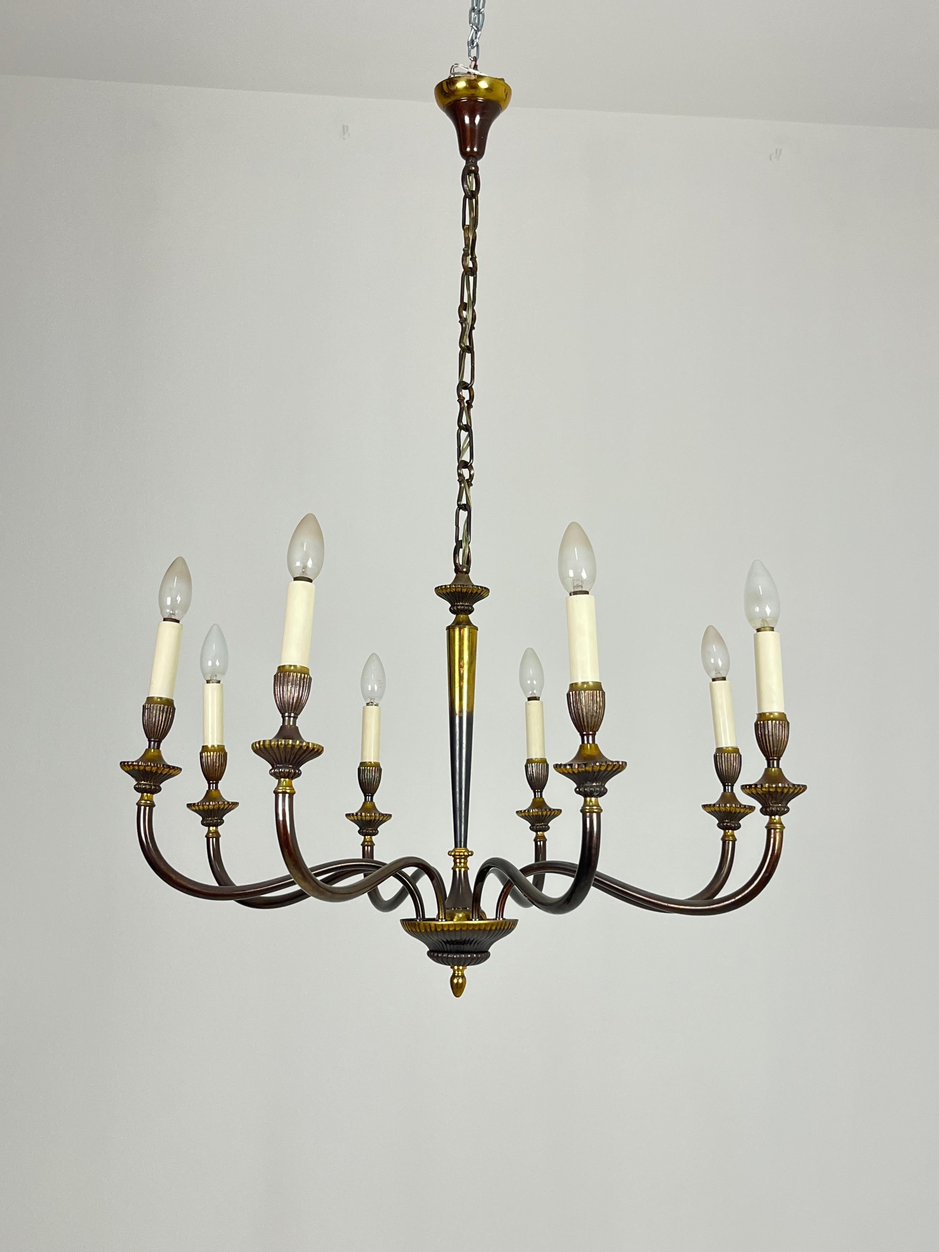 Lampadario a 8 bracci in ottone della metà del secolo scorso, anni '50 in vendita 3