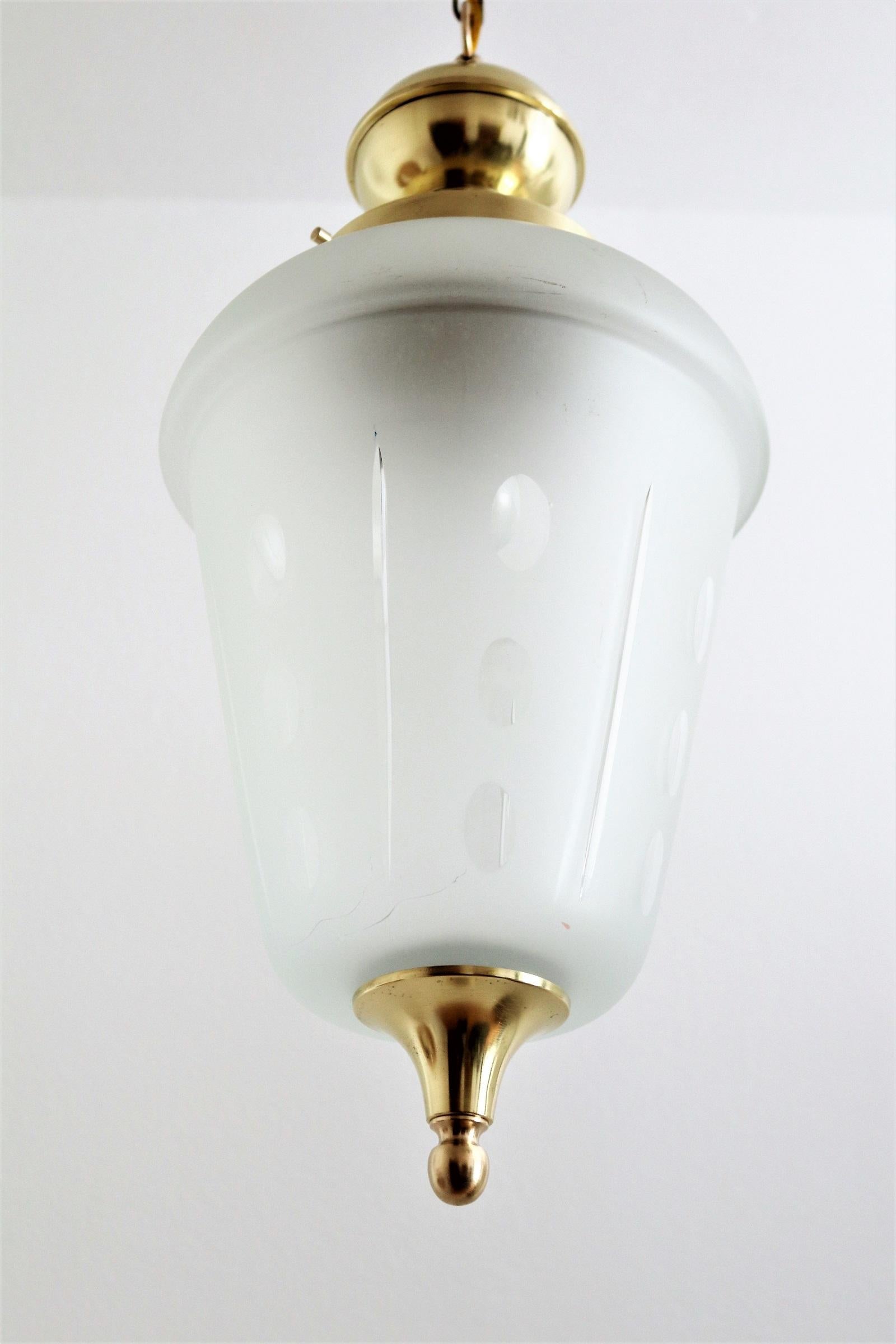 Lampe à suspension ou lanterne italienne du milieu du siècle dernier en laiton et verre taillé, années 1970 en vente 3