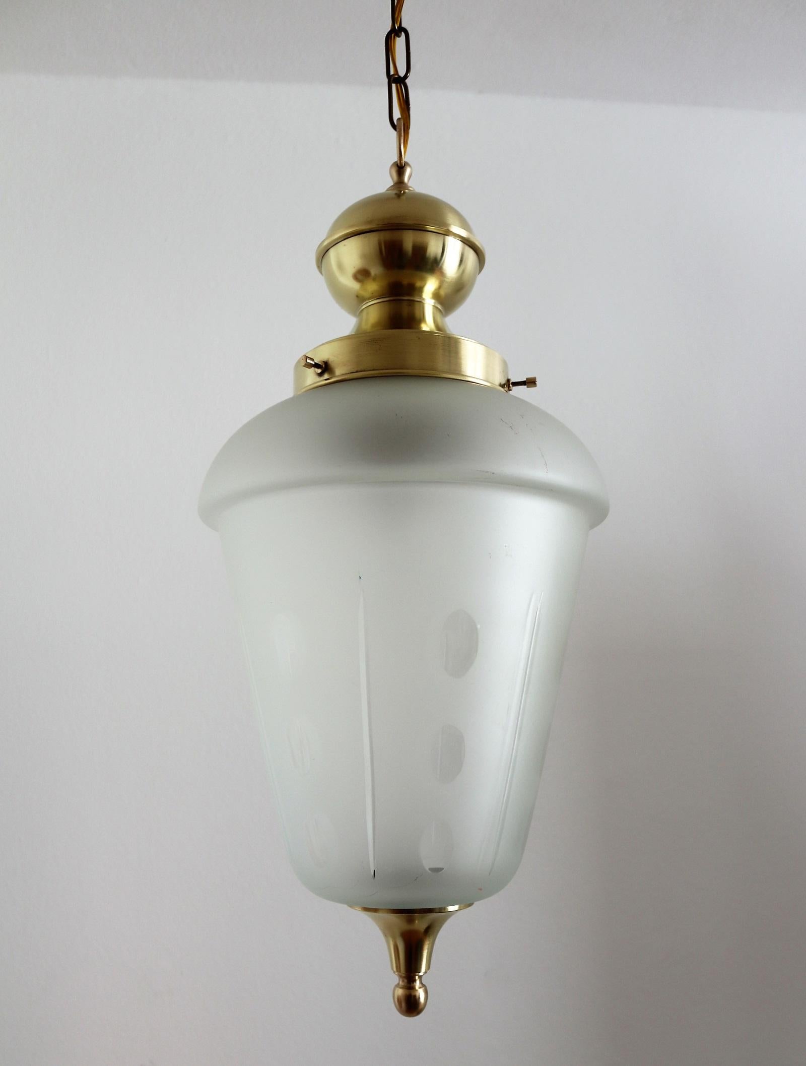 Lampe à suspension ou lanterne italienne du milieu du siècle dernier en laiton et verre taillé, années 1970 en vente 4
