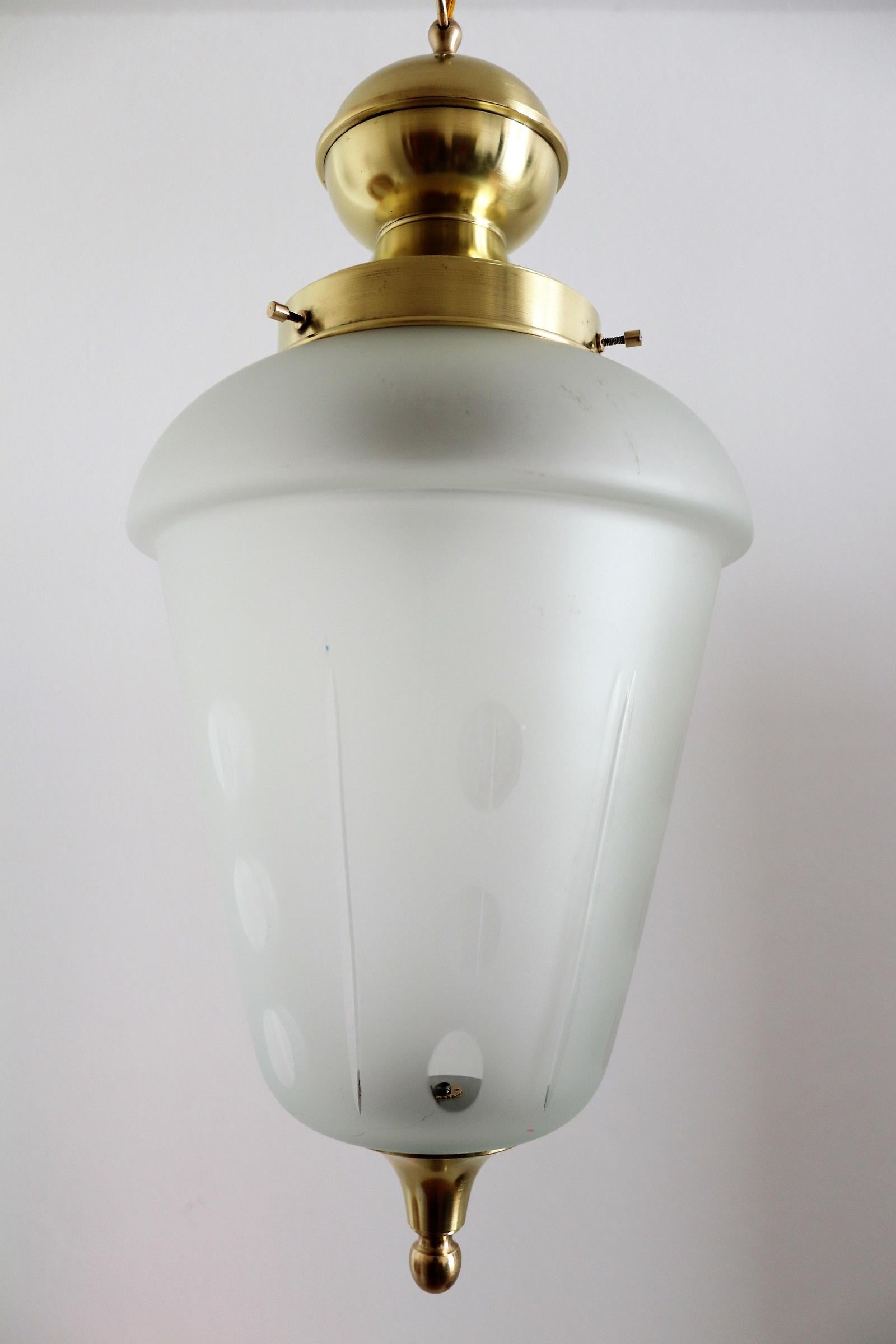 Lampe à suspension ou lanterne italienne du milieu du siècle dernier en laiton et verre taillé, années 1970 en vente 5