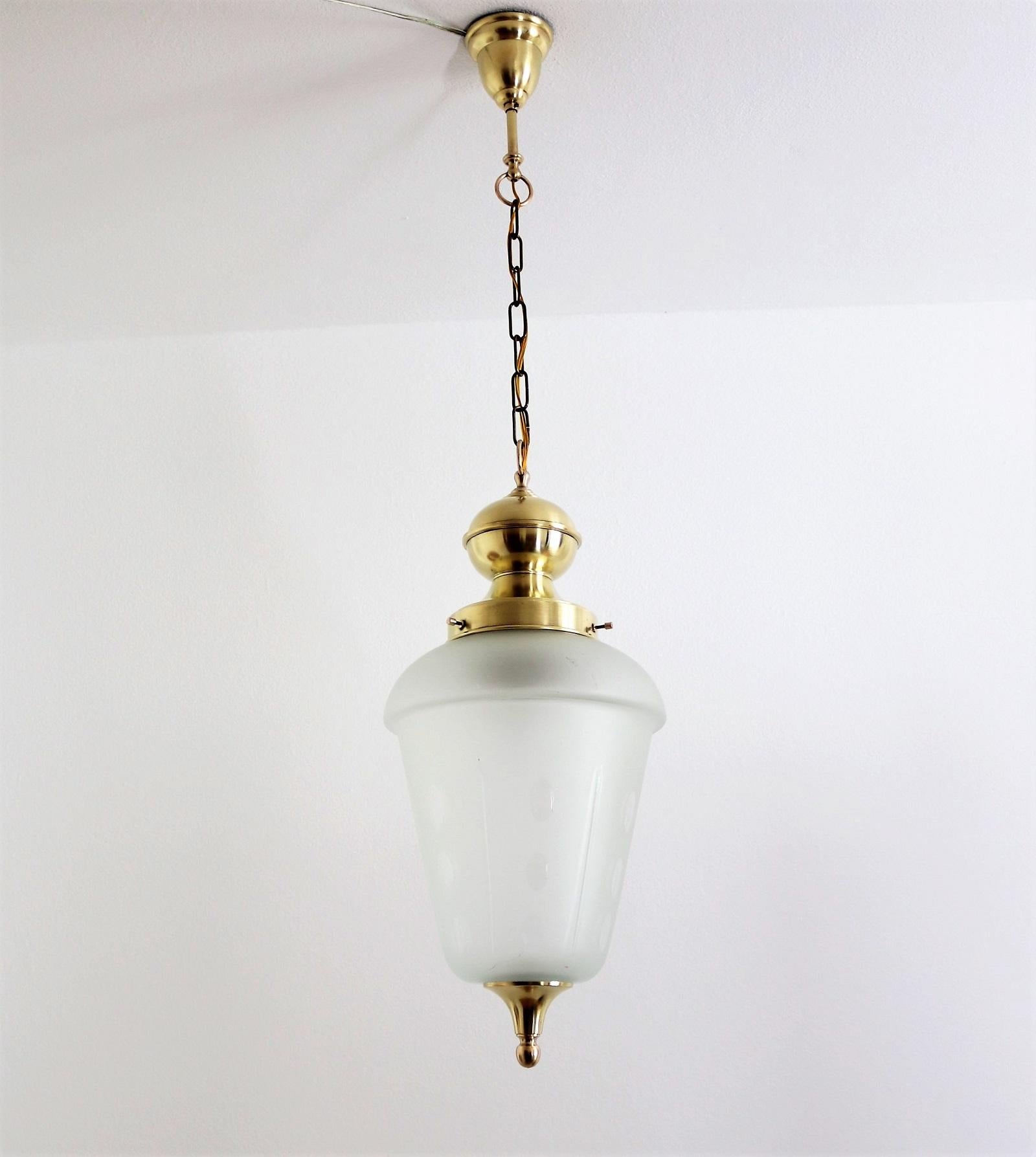 Magnifique lanterne ou lampe suspendue de la fin du milieu du siècle italien, fabriquée dans les années 1960-1970.
La lampe suspendue est faite de verre dépoli avec des points et des lignes verticales.
Les détails dorés sont en laiton, avec une