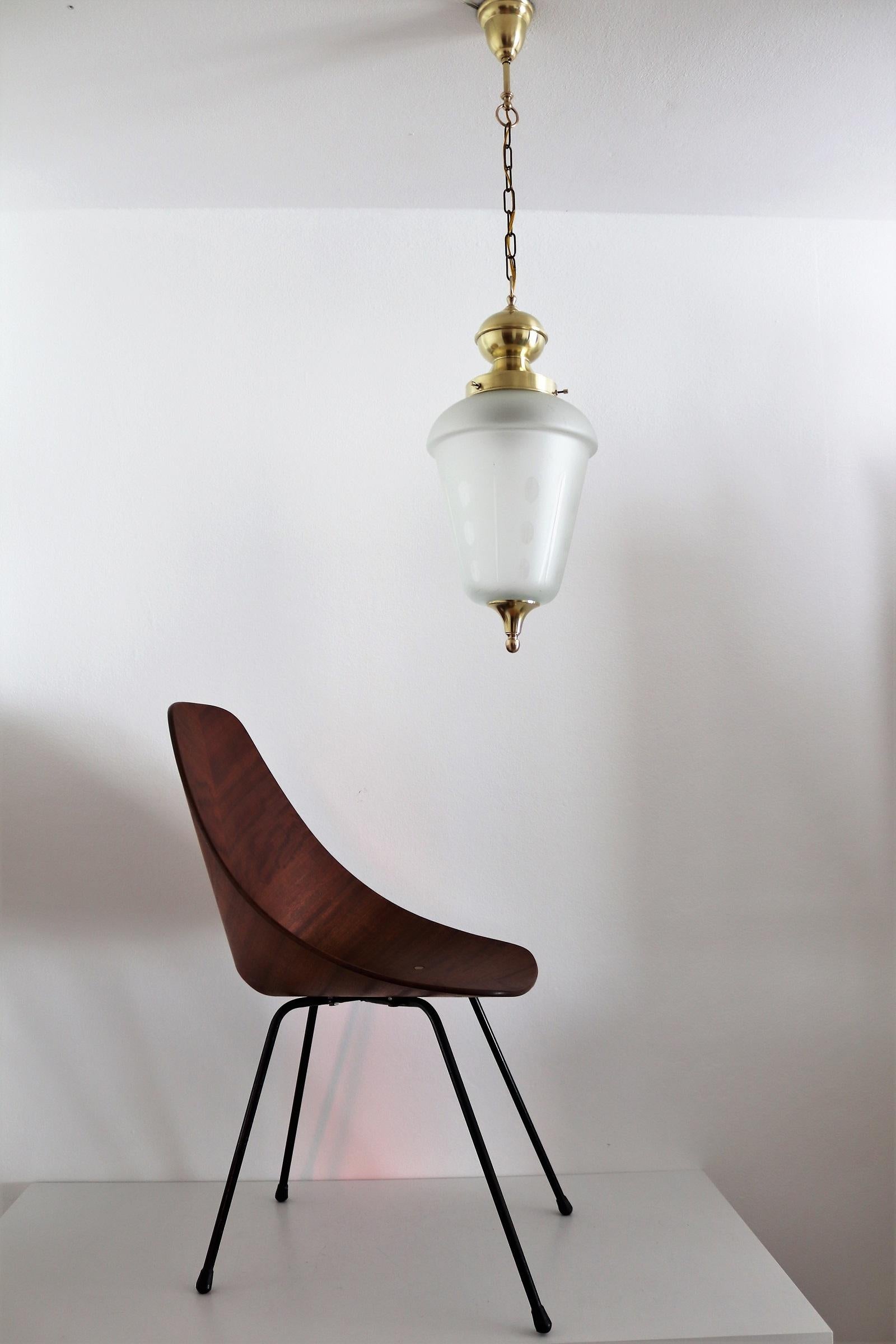 Mid-Century Modern Lampe à suspension ou lanterne italienne du milieu du siècle dernier en laiton et verre taillé, années 1970 en vente