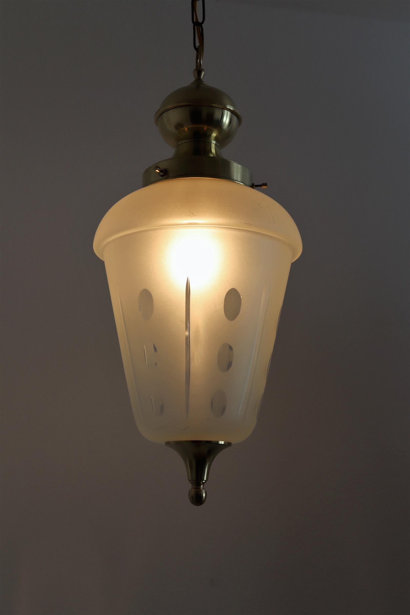 Dépoli Lampe à suspension ou lanterne italienne du milieu du siècle dernier en laiton et verre taillé, années 1970 en vente