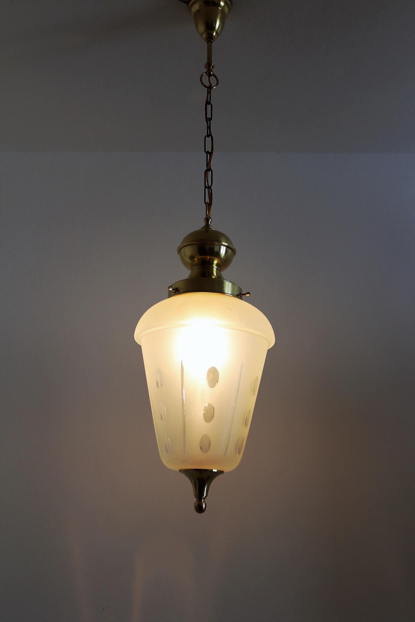 Lampe à suspension ou lanterne italienne du milieu du siècle dernier en laiton et verre taillé, années 1970 en vente 1