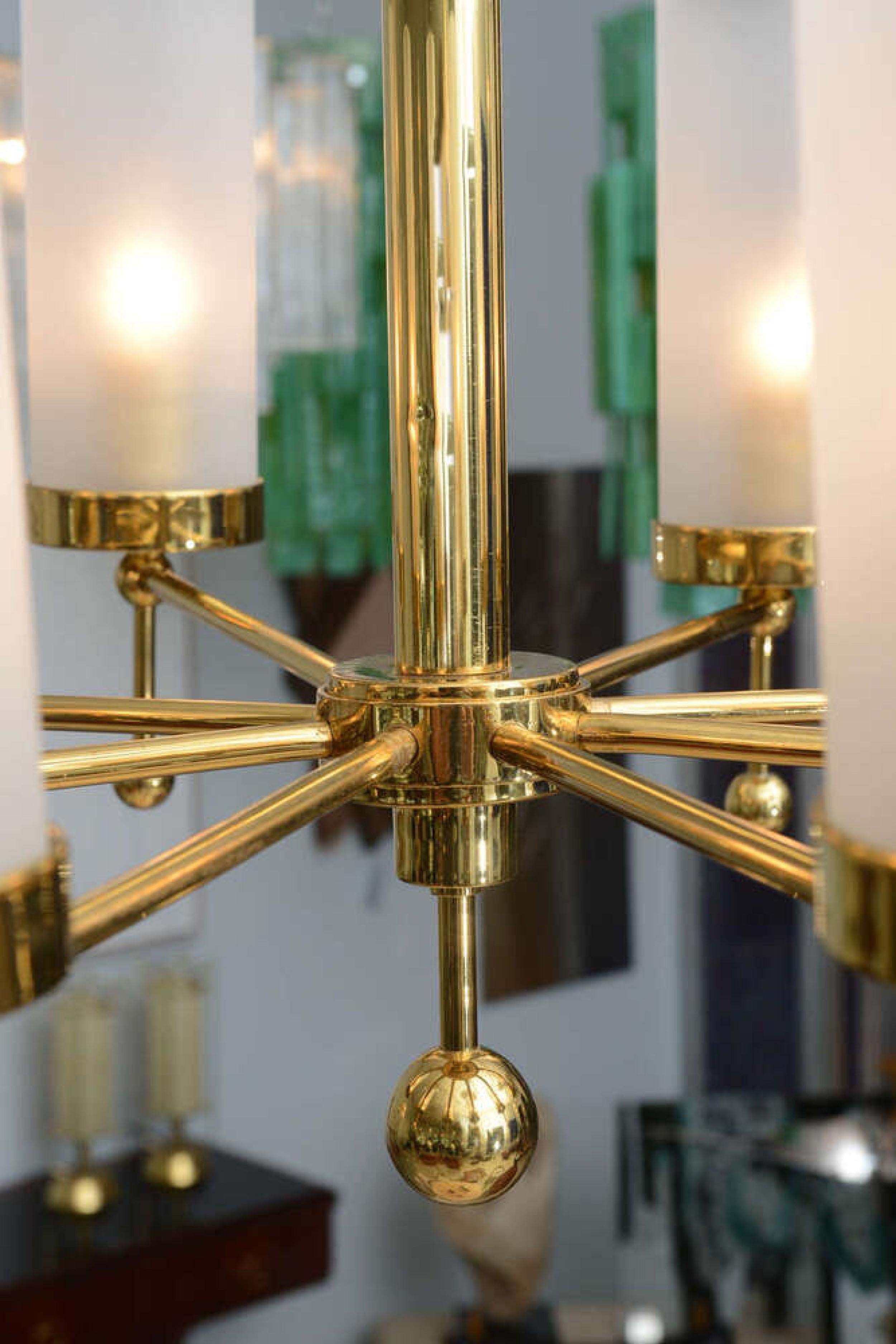 Lampadario a otto luci in ottone e vetro della metà del secolo scorso Stilnovo in vendita 2