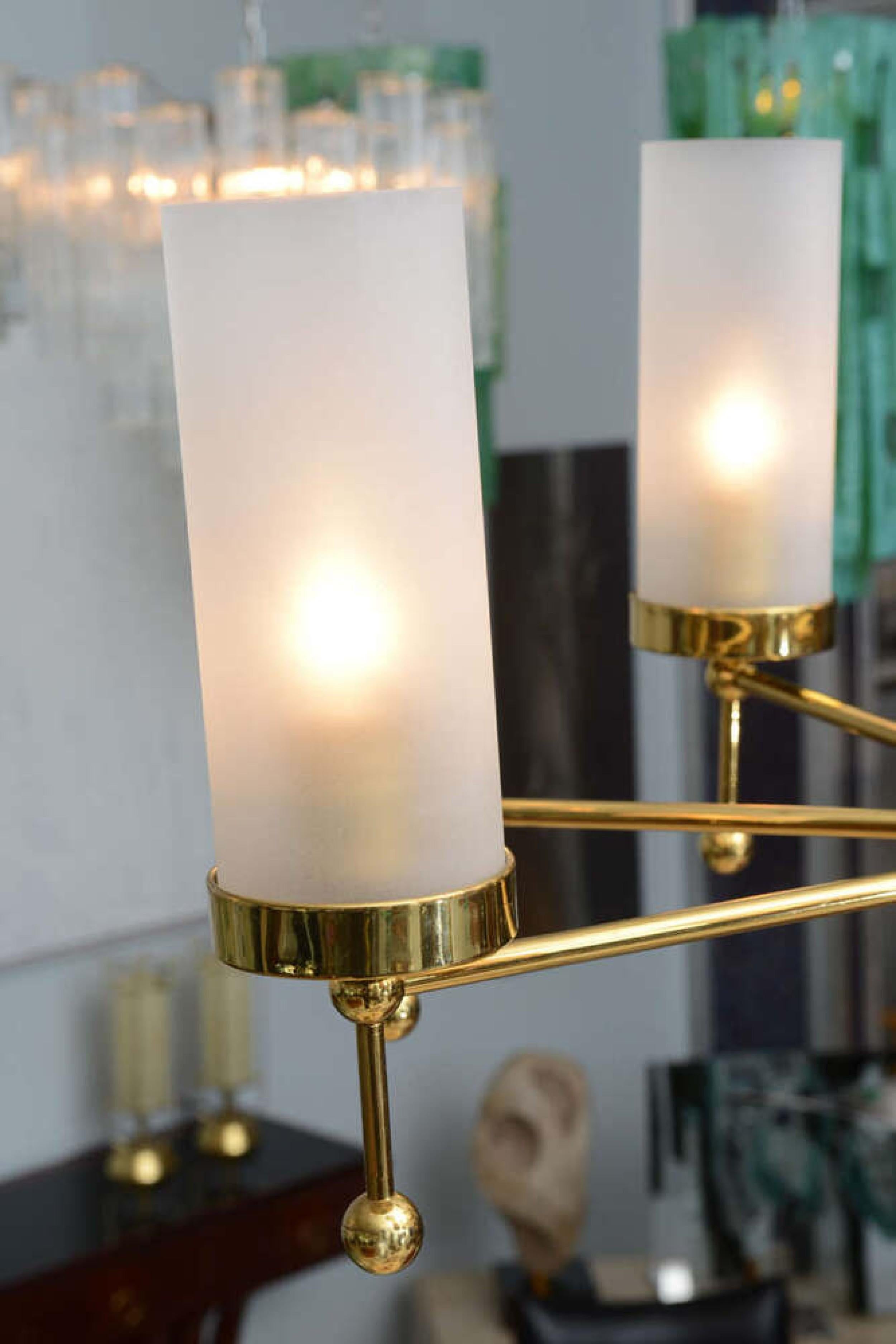 Lampadario a otto luci in ottone e vetro della metà del secolo scorso Stilnovo in vendita 3