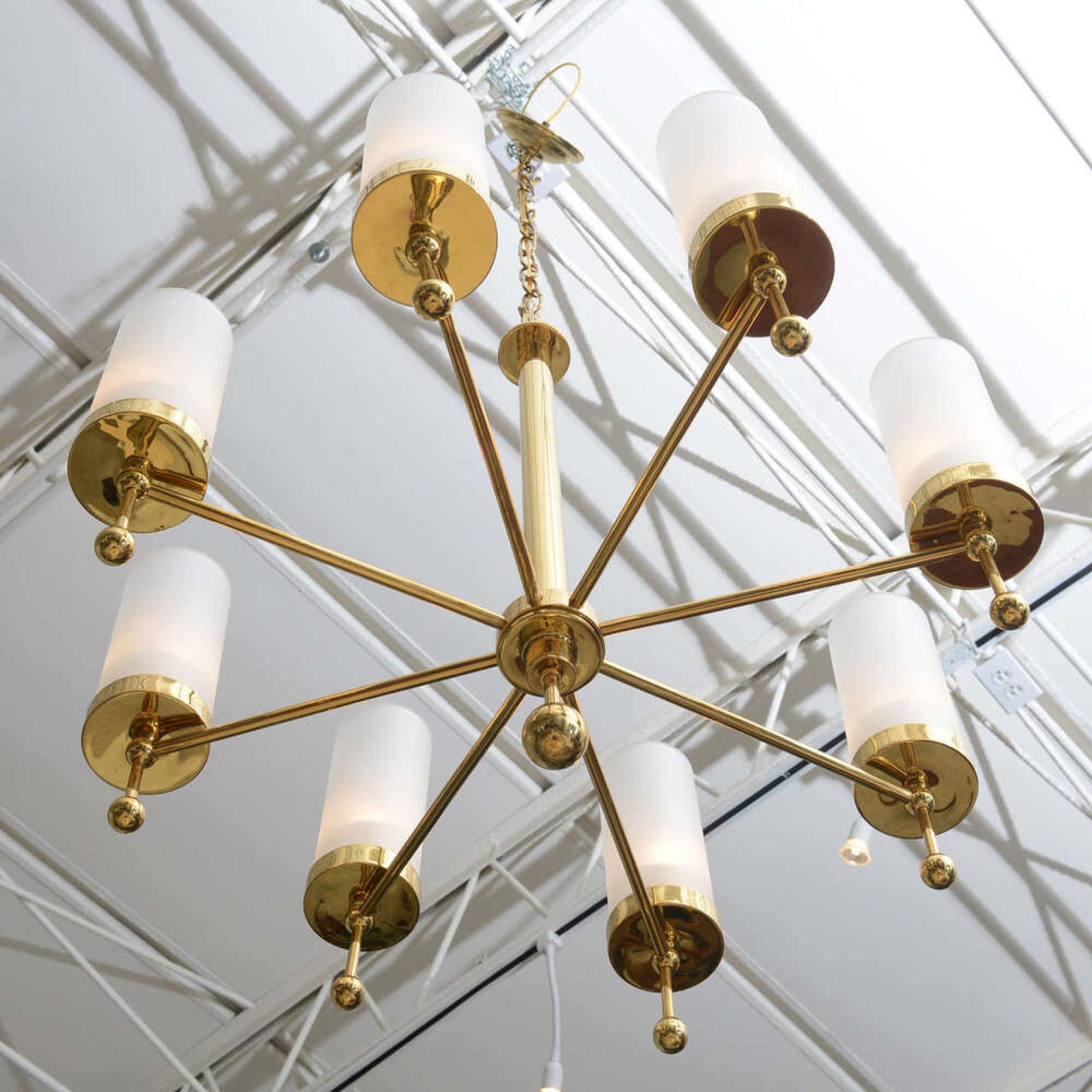 Ottone italiano del Mid-Century  lampadario a otto bracci con paralume in vetro a forma cilindrica su ciascun braccio con base a fiore.

Condit: Buono; Usura coerente con l'età e l'utilizzo