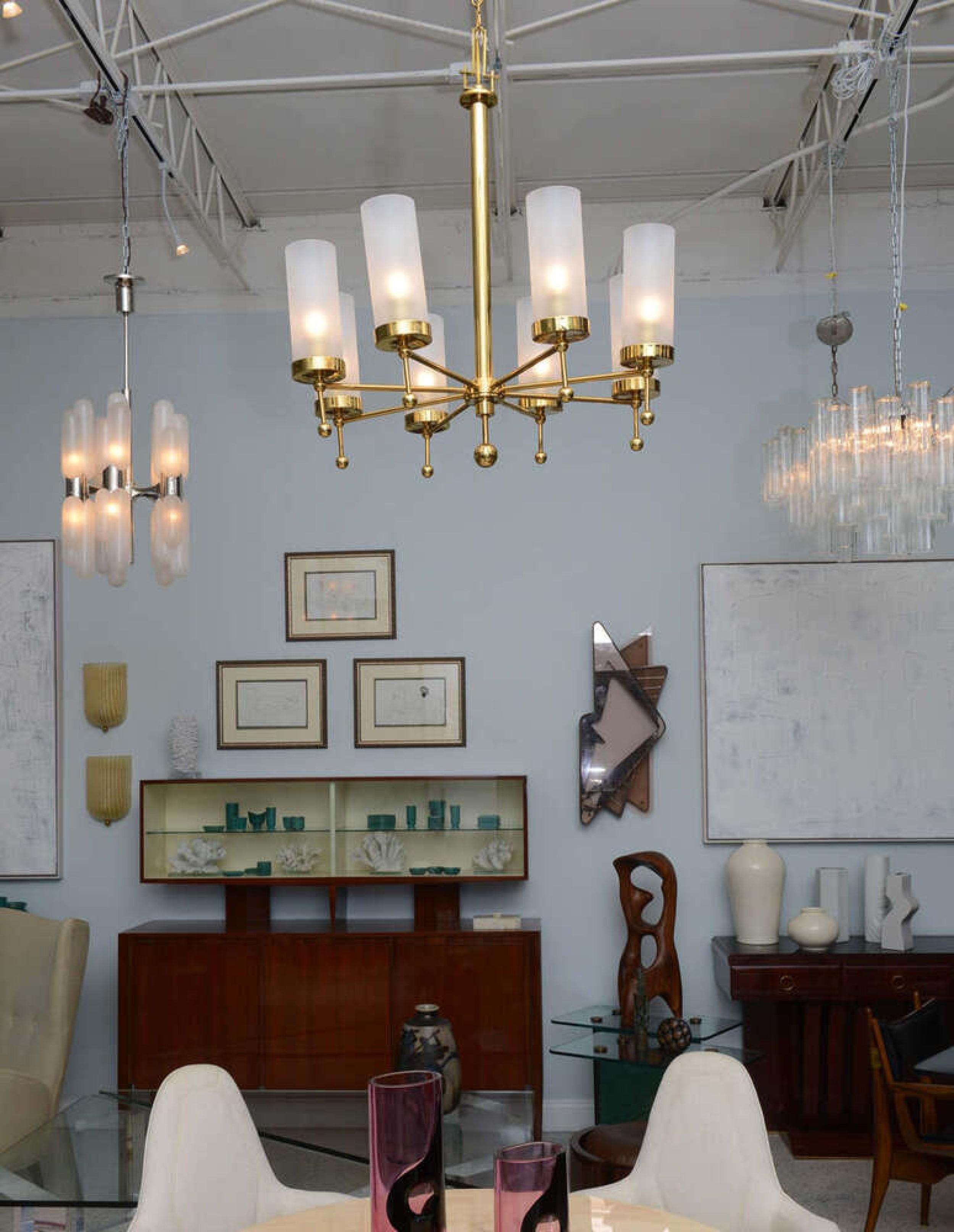 Mid-Century moderno Lampadario a otto luci in ottone e vetro della metà del secolo scorso Stilnovo in vendita