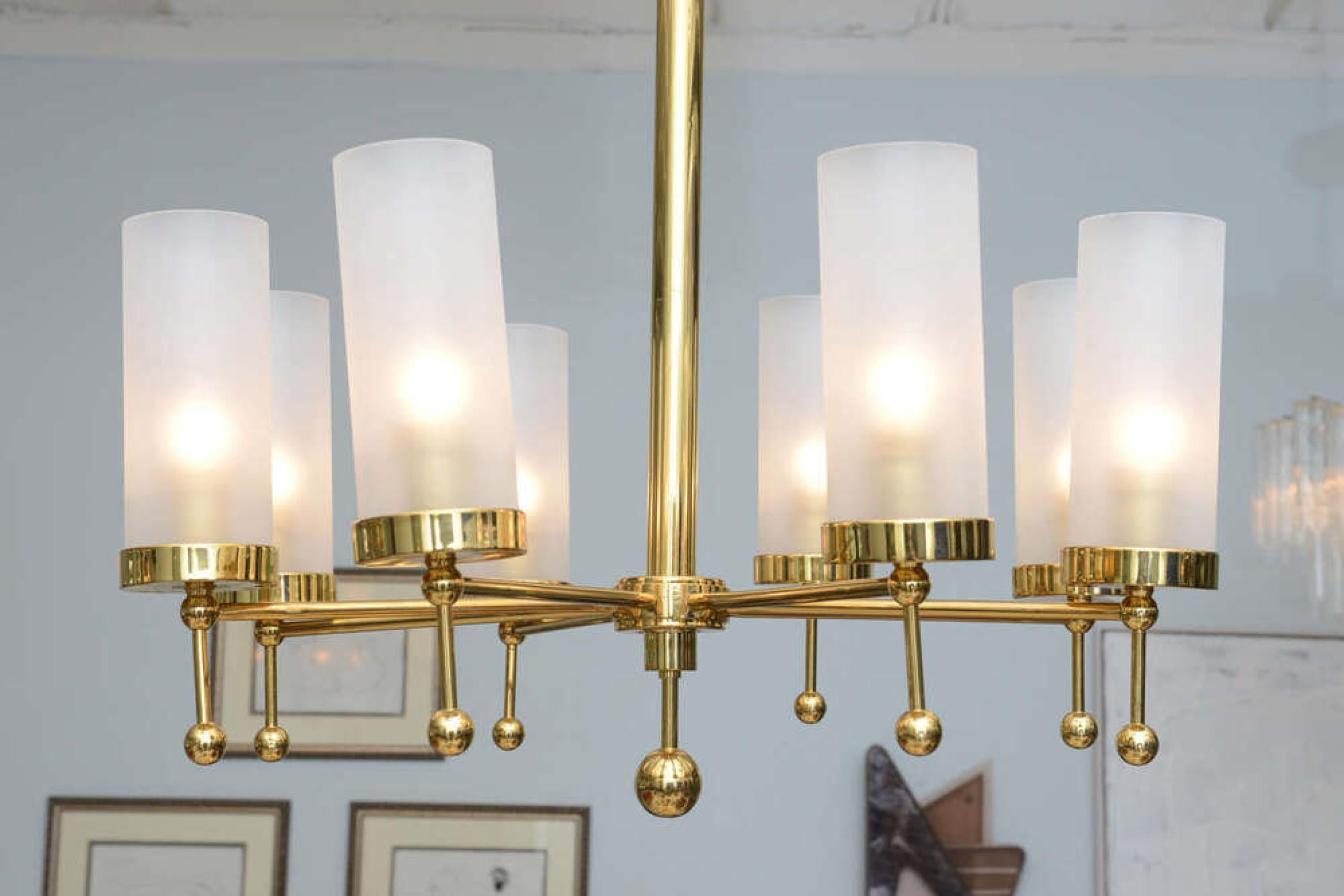 Italiano Lampadario a otto luci in ottone e vetro della metà del secolo scorso Stilnovo in vendita