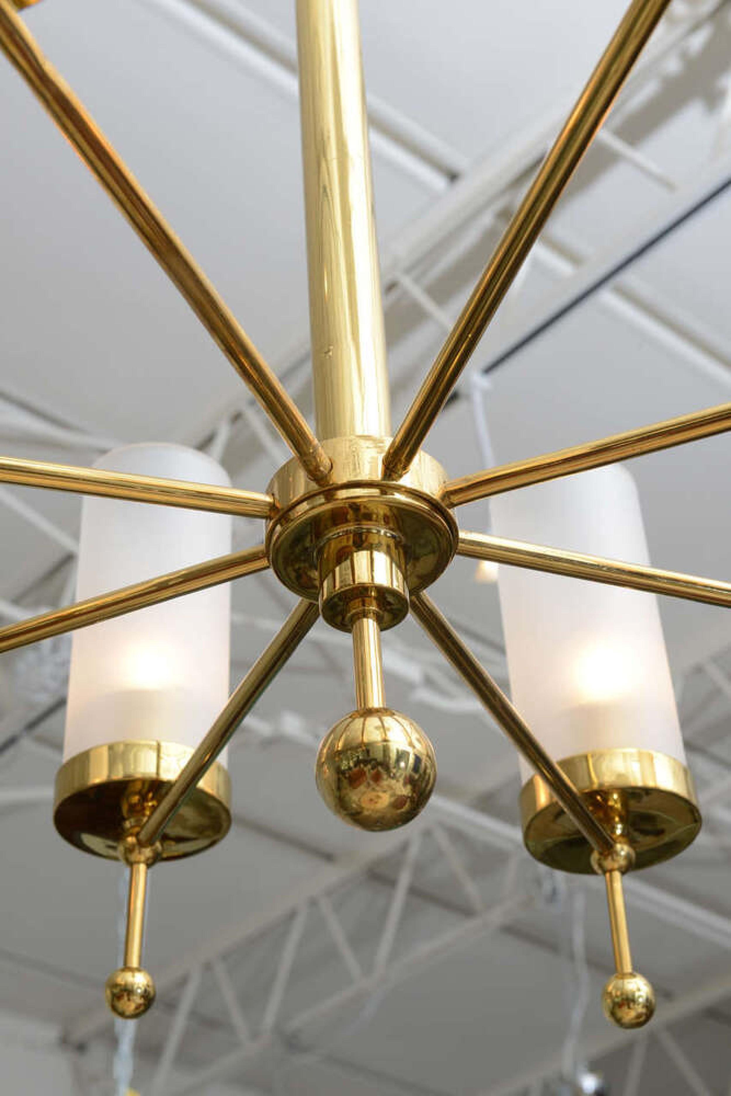 Lampadario a otto luci in ottone e vetro della metà del secolo scorso Stilnovo In condizioni buone in vendita a Queens, NY