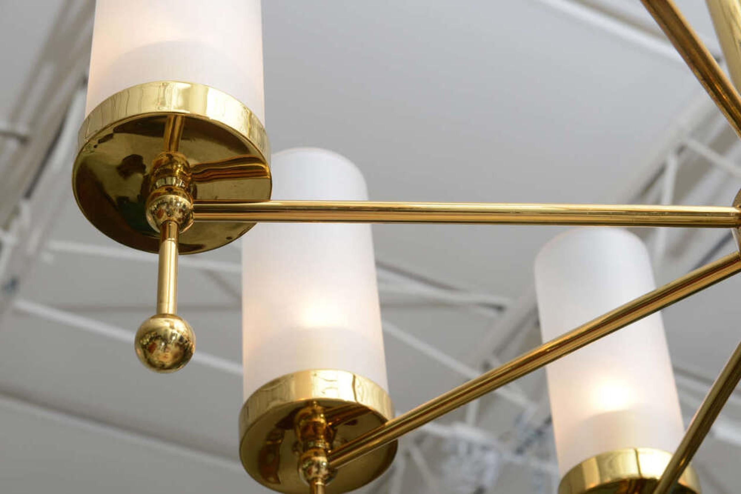 XX secolo Lampadario a otto luci in ottone e vetro della metà del secolo scorso Stilnovo in vendita
