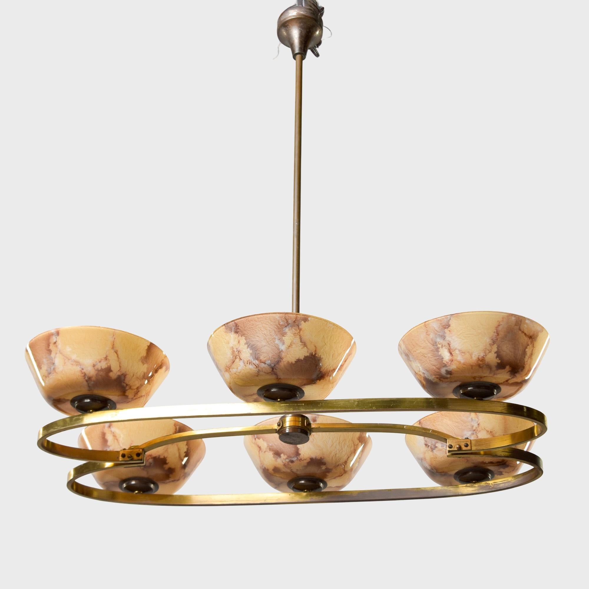 Trouvé en Italie, ce lustre à six lumières date des années 1960. Le luminaire est doté d'un cadre en laiton plat d'un double ovale avec trois globes en verre de chaque côté. Le verre a une finition albâtre dans les tons beige, taupe, marron. Six