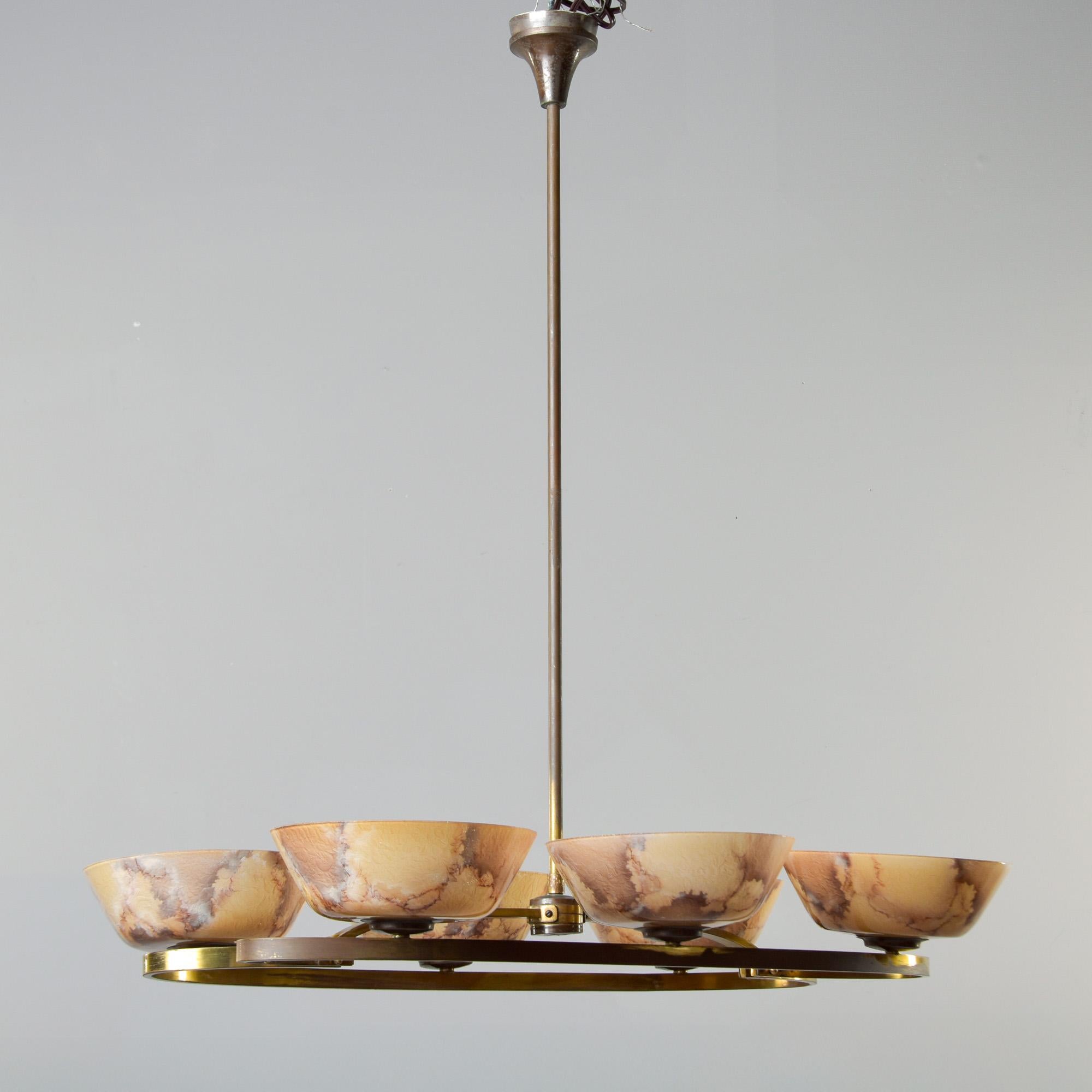 Mid-Century Modern Luminaire italien du milieu du siècle en laiton et verre à six lumières en vente