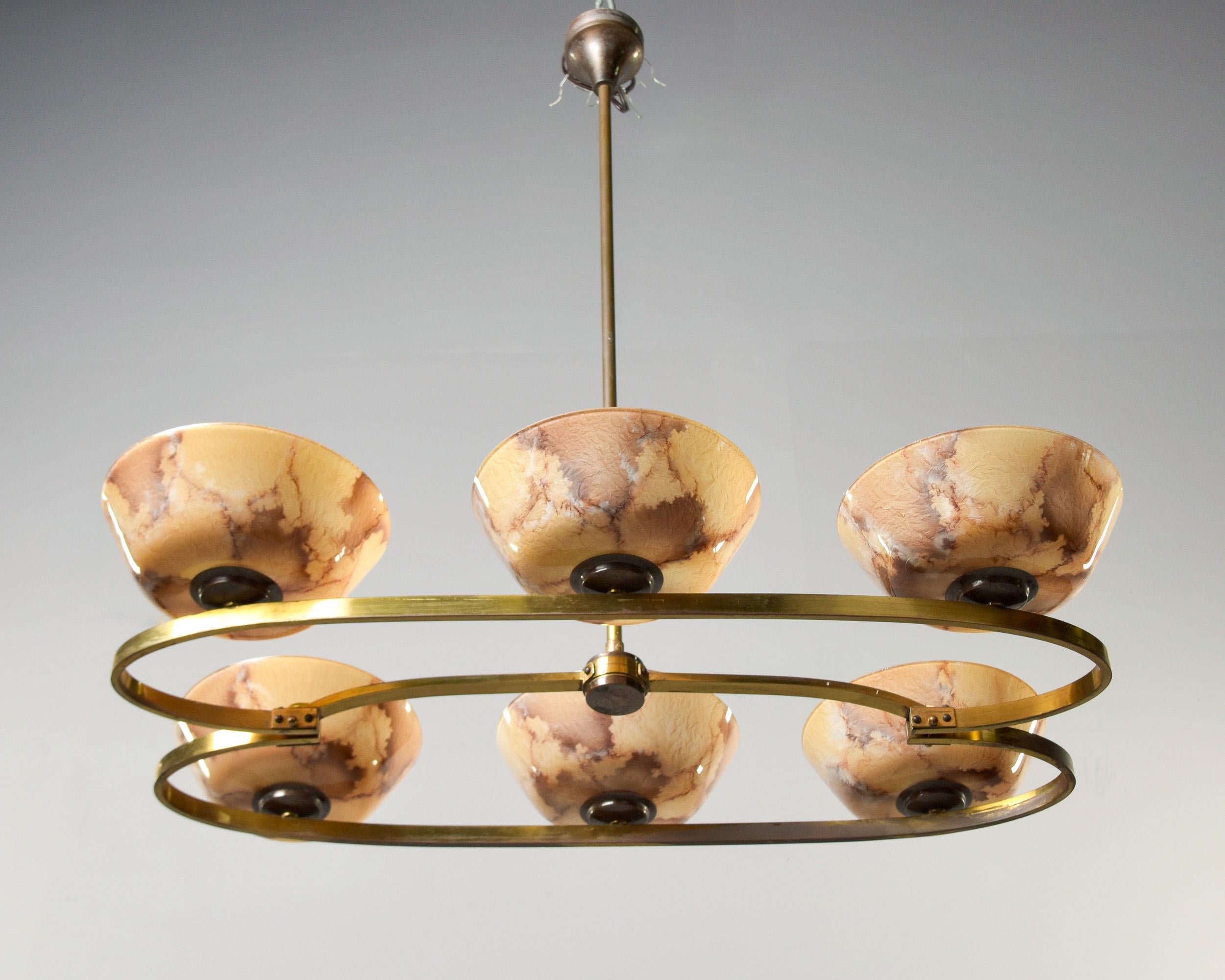 Laiton Luminaire italien du milieu du siècle en laiton et verre à six lumières en vente