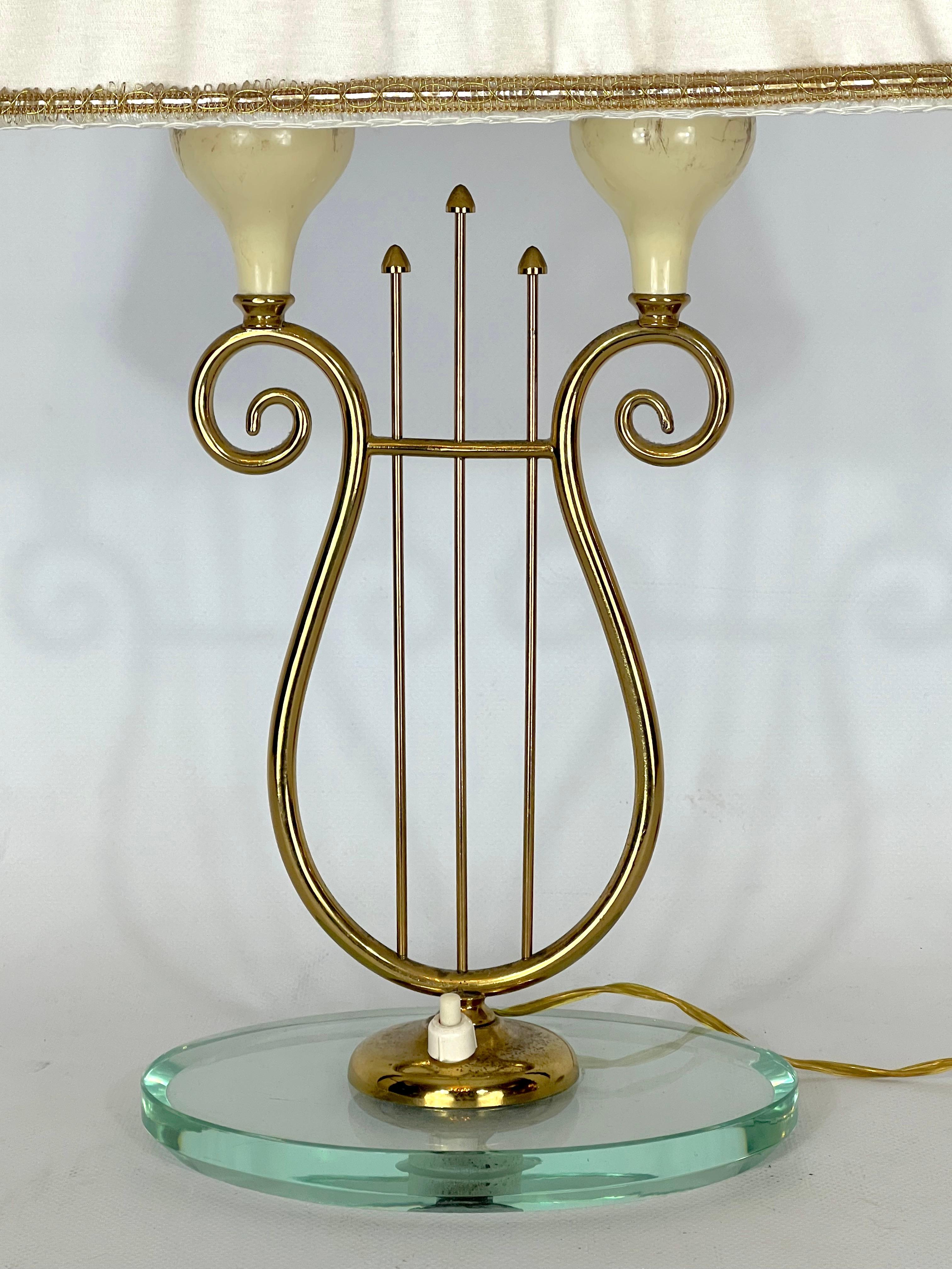 Italian Mid-Century Brass and Glass Table Lamp from 50s In Good Condition In Catania, CT