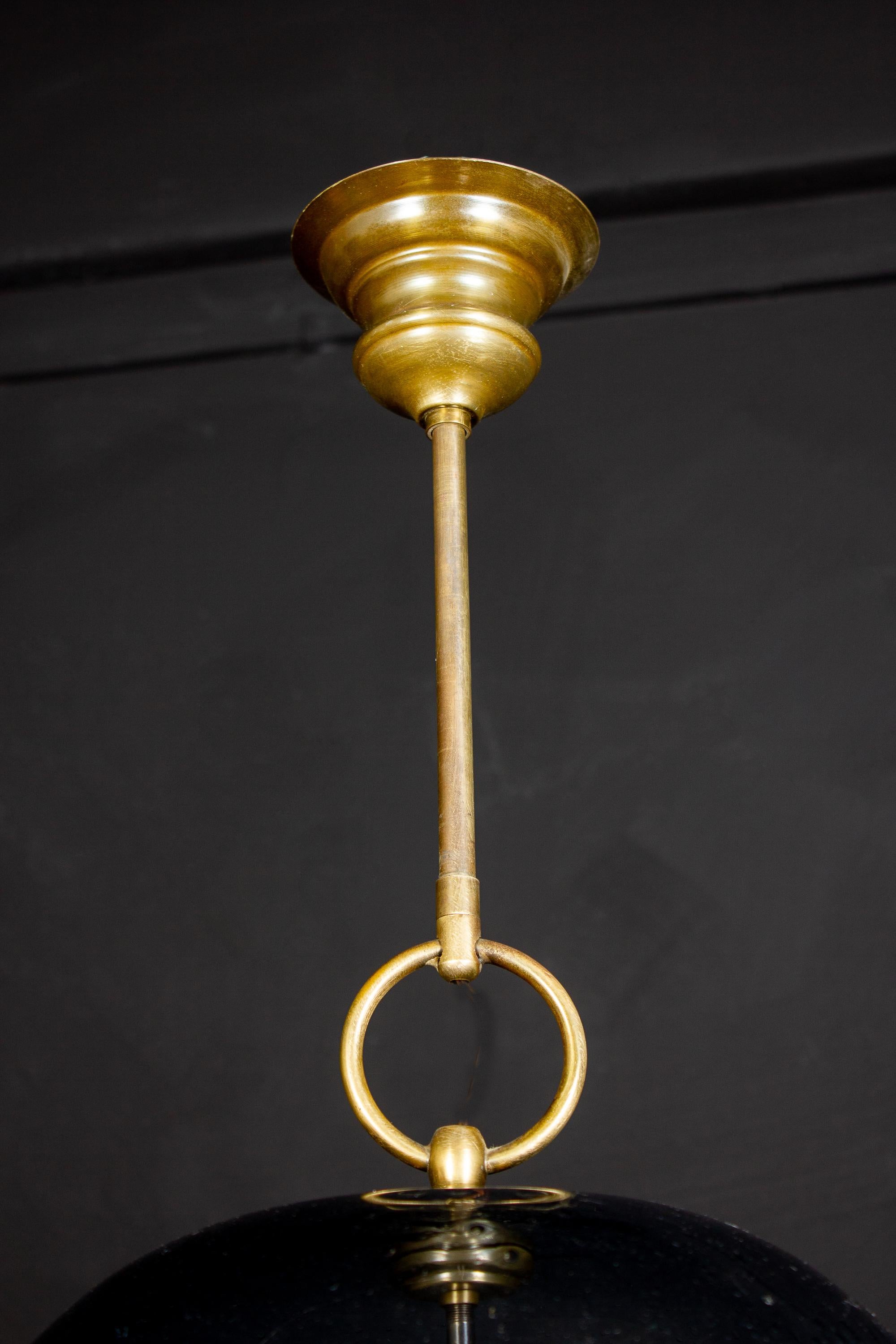 20ième siècle Lanterne italienne du milieu du siècle dernier en laiton et verre de Murano bleu clair en vente