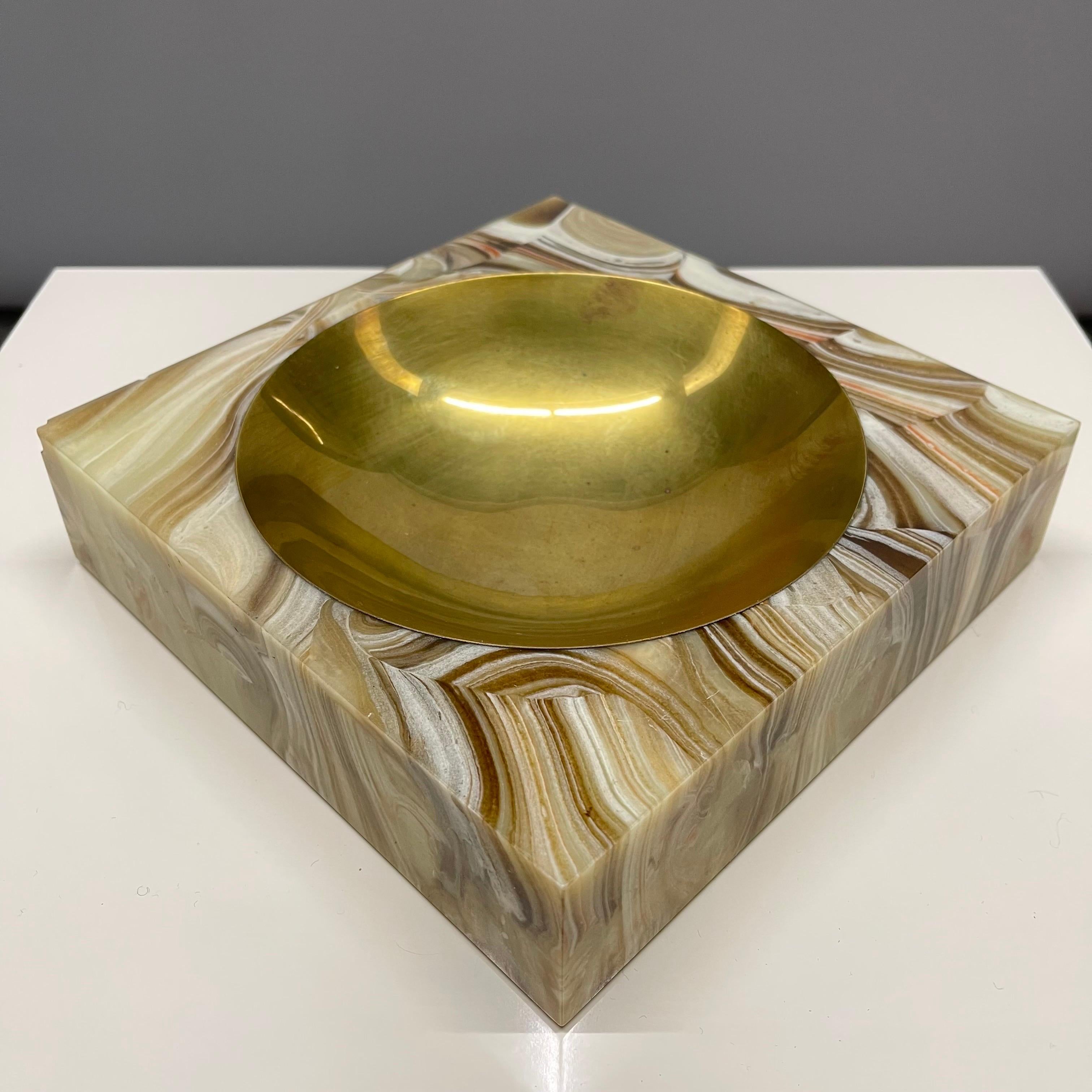 Stunning Italian mid-century Vide Poche or catchall or ashtray dish rendered in marbleized resin with an inset polished brass dish and green felt backing. Made in Italy, circa 1970s.