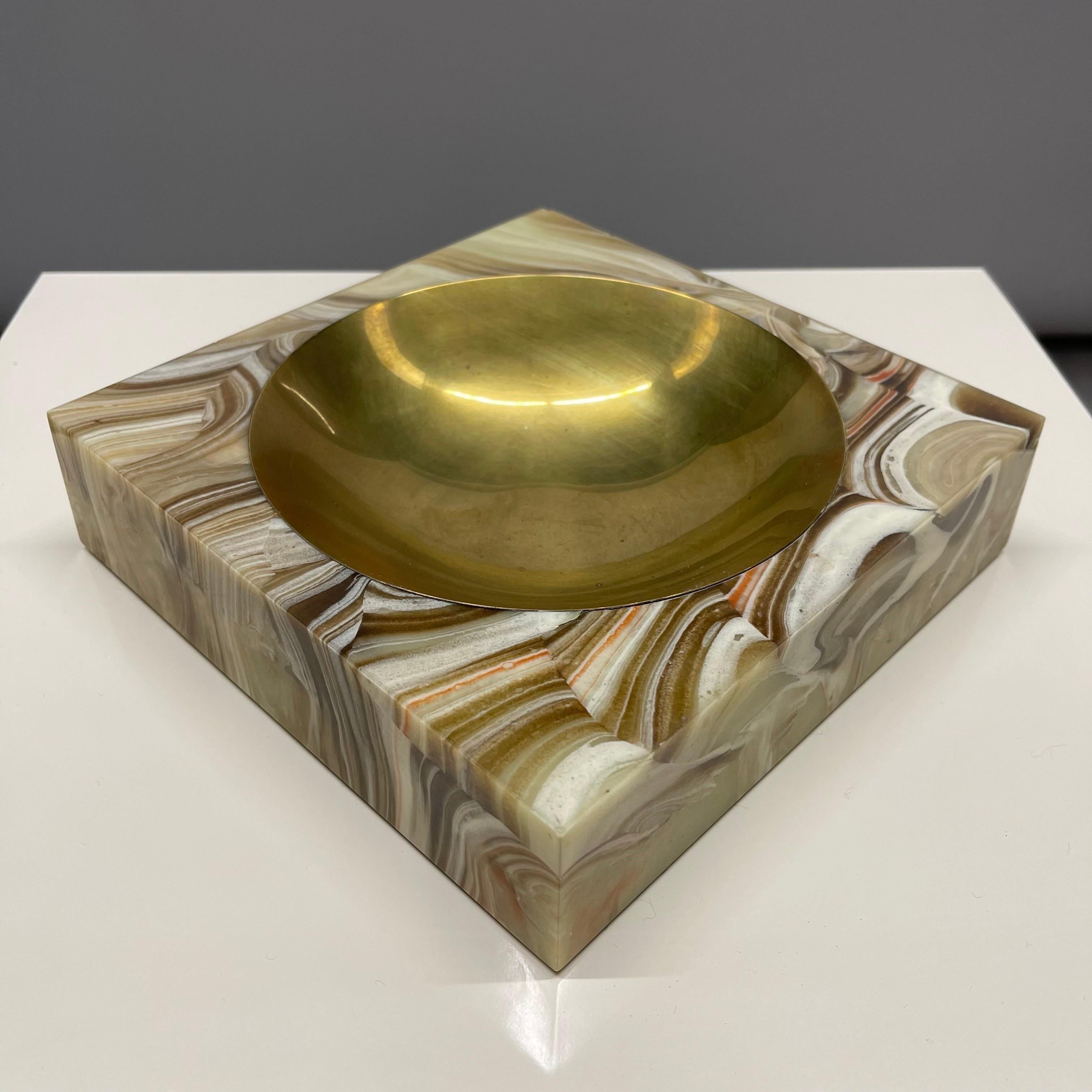 Italian Mid-Century Brass and Marbleized Resin Vide-Poche or Catch All, 1970s For Sale 2
