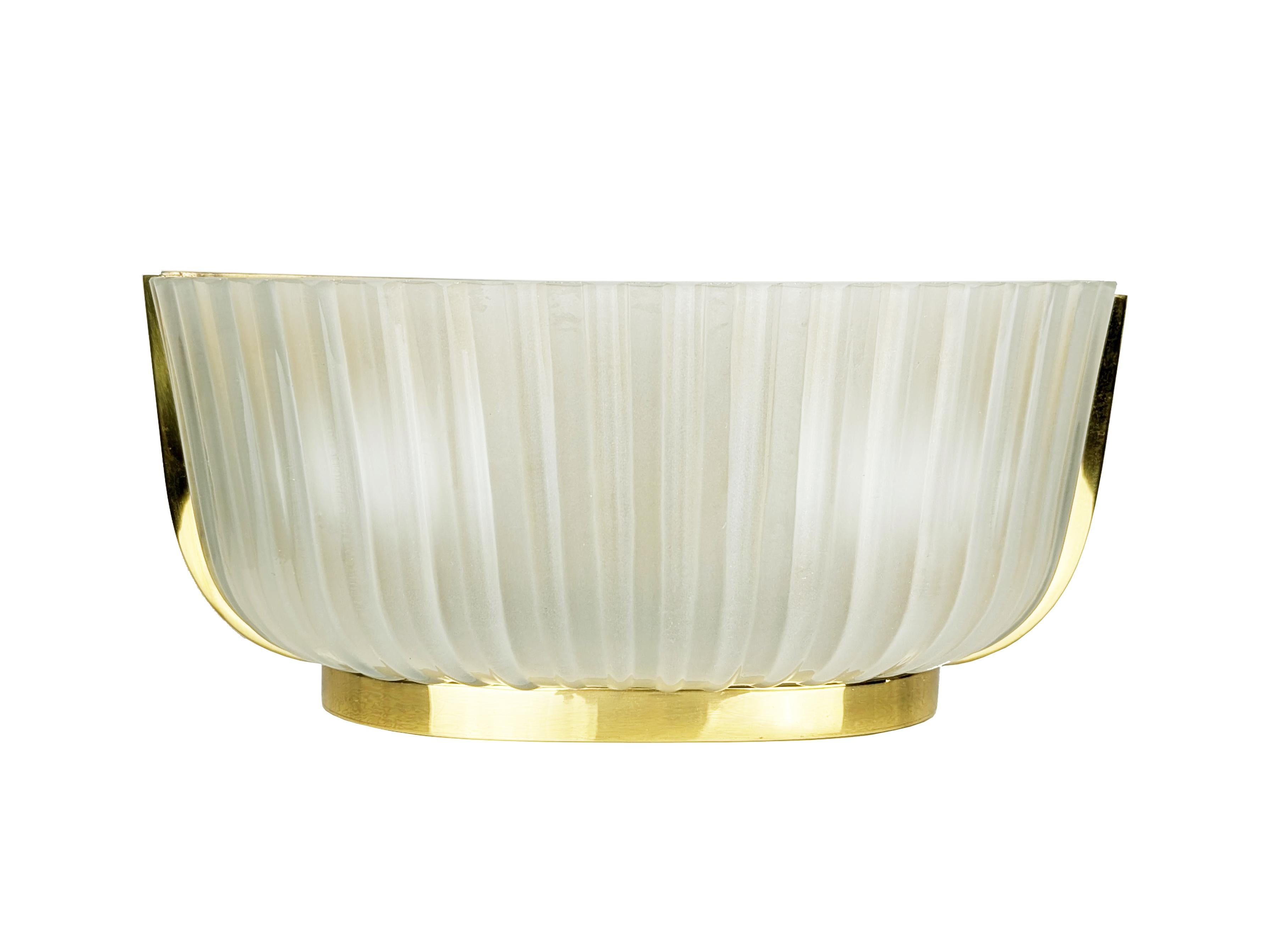 Italian Mid-Century Brass and Molded/sandblasted Glass Sconce In Excellent Condition For Sale In Varese, Lombardia
