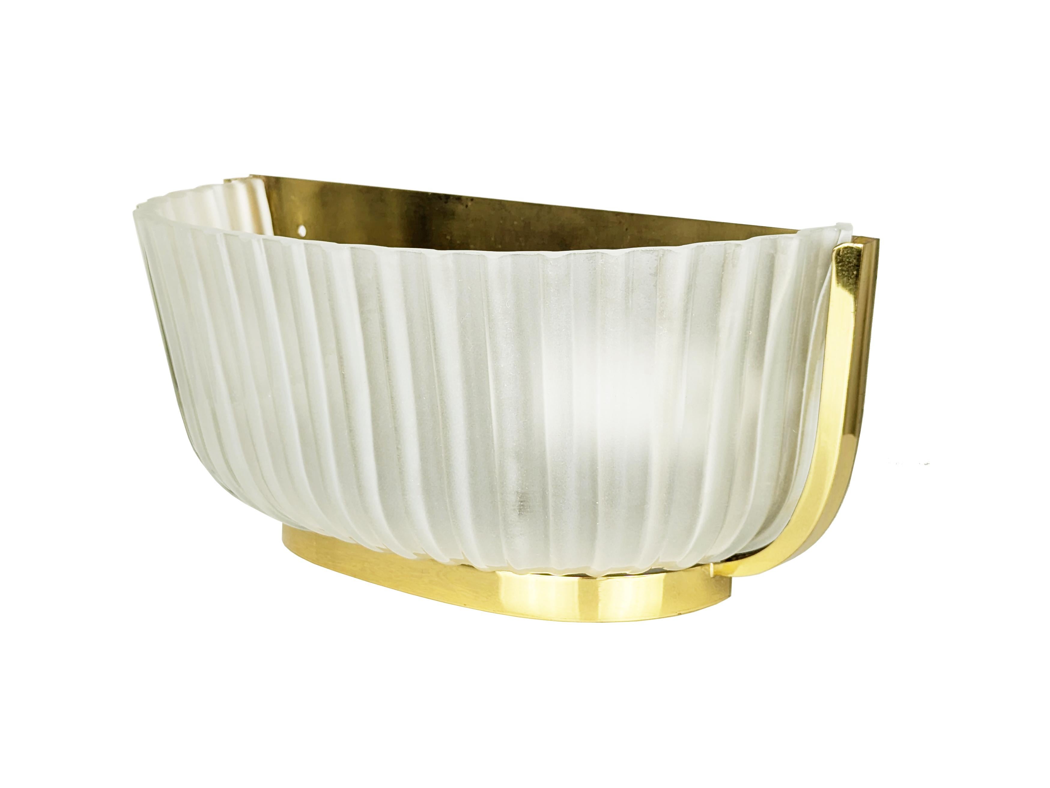 Italian Mid-Century Brass and Molded/sandblasted Glass Sconce For Sale 1